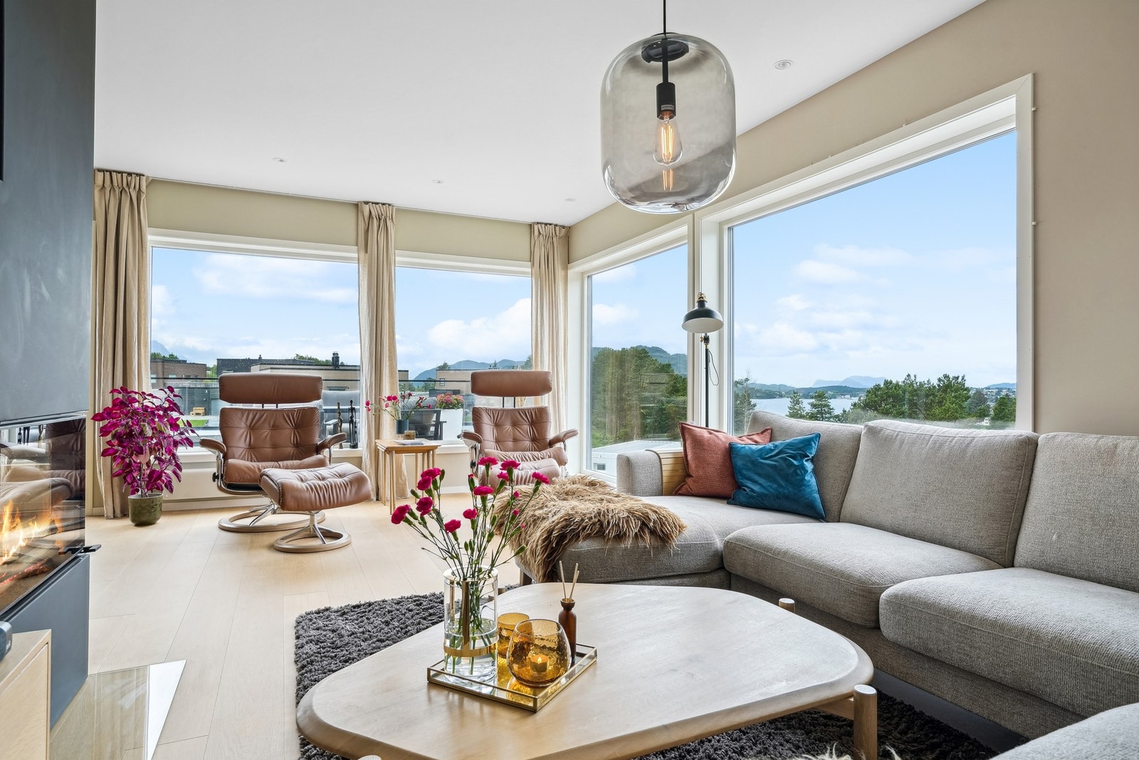 Det er lett å trives her - utsikt, lys, varme og plass til både hverdagsliv og gjester. Galleribilde