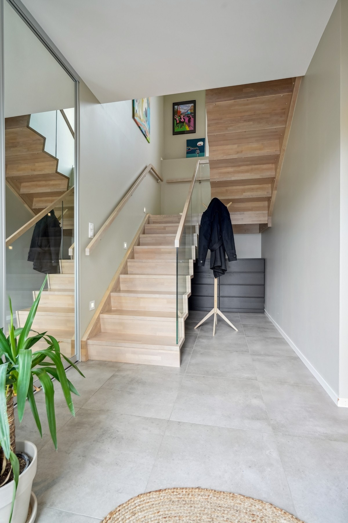 Den vakre eiketrappen med glassrekkverk leder elegant ned til underetasjen. Galleribilde