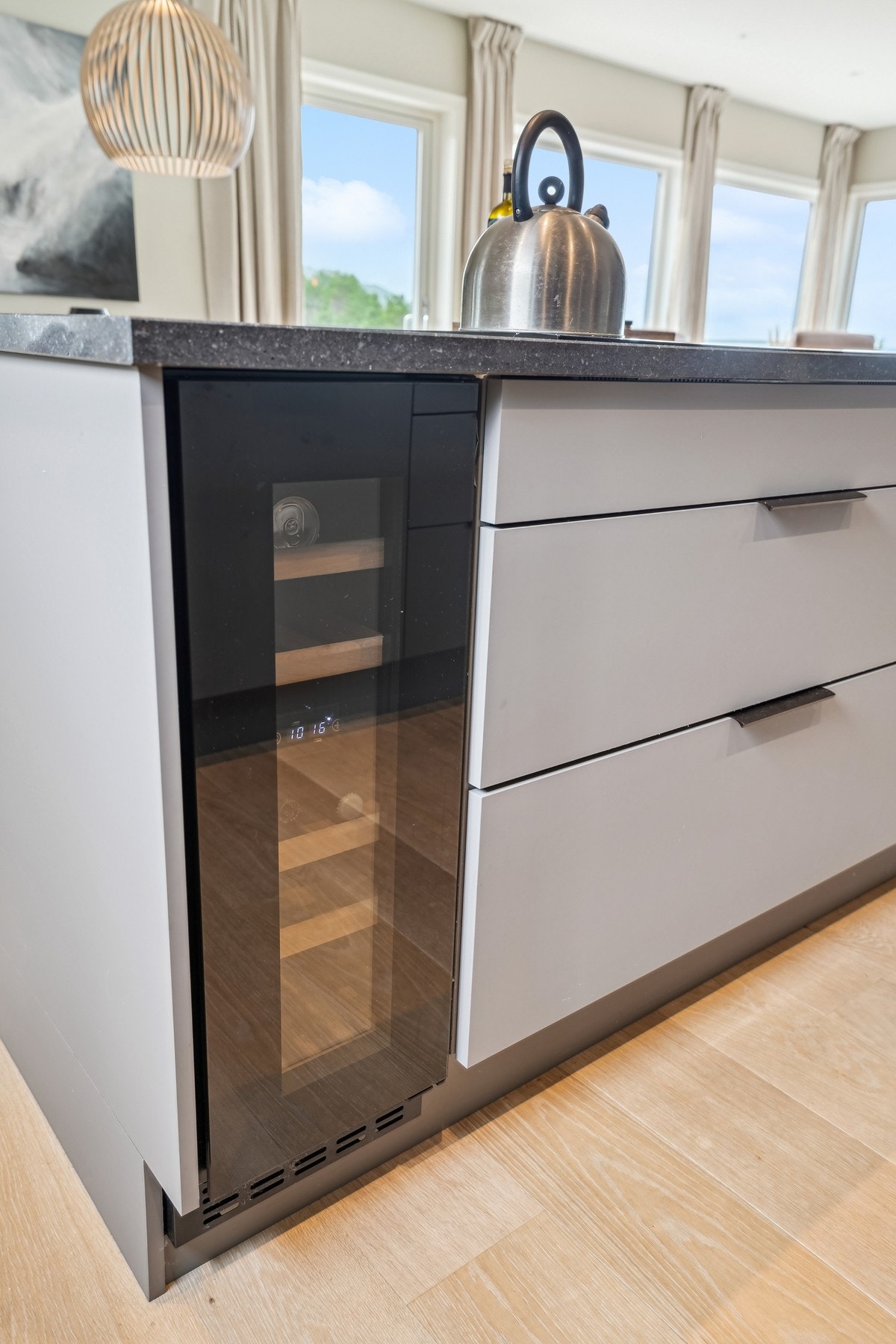 Når funksjon møter finesse: Integrert vinskap rett ved kjøkkenbenken. Galleribilde