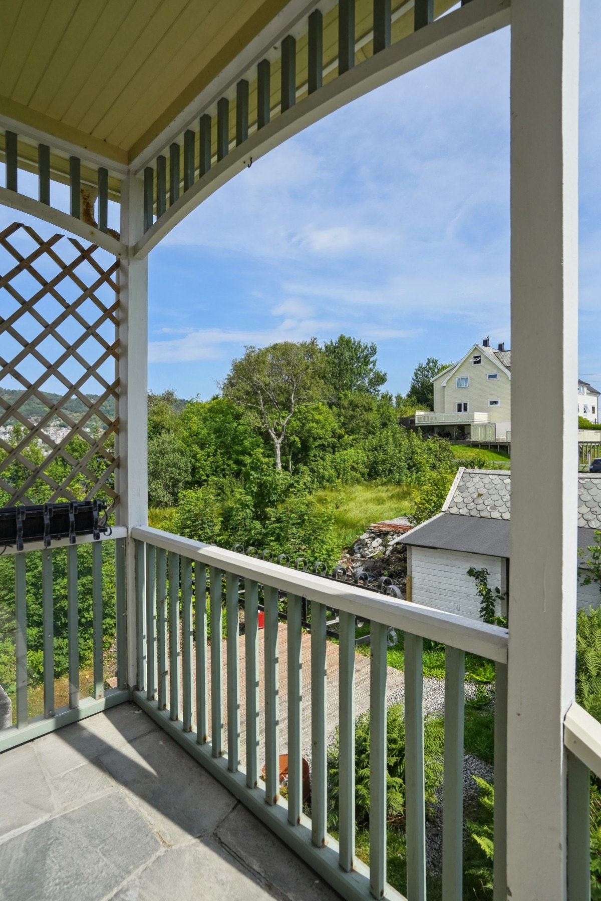 Omgivelsene rundt er grønne og frodige, og fra tomten kan man nyte gode solforhold. Galleribilde