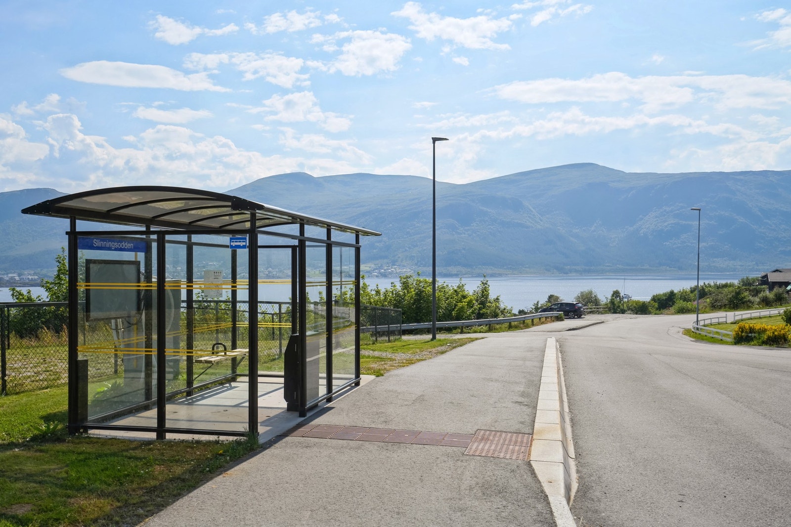 Her bor man sentralt for det man trenger i det daglige, og man kan enkelt komme seg inn til sentrum via buss - stoppet er like utenfor leiligheten. Galleribilde