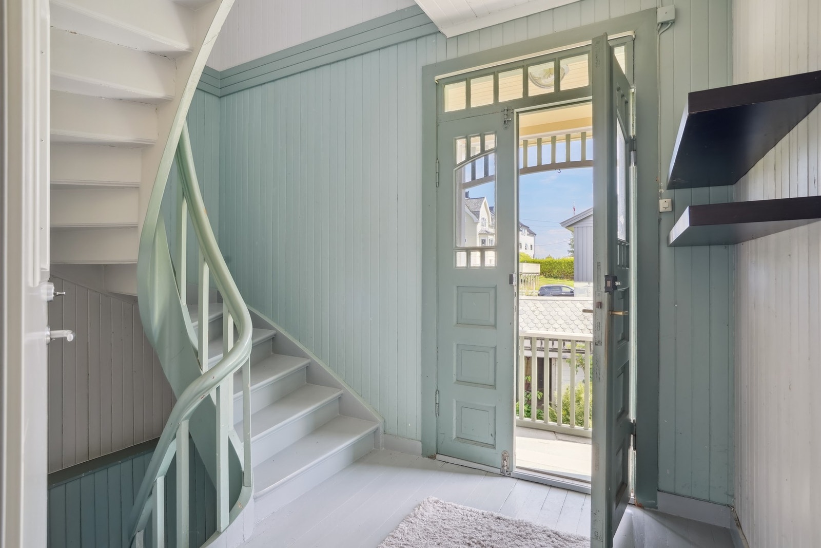 Velkommen inn! Leiligheten er beliggende i 1.etasje av en nylig seksjonert tomannsbolig, og har tilhørende utleiedel i kjelleretasjen. Tomannsboligen kan selges samlet om ønskelig. Galleribilde