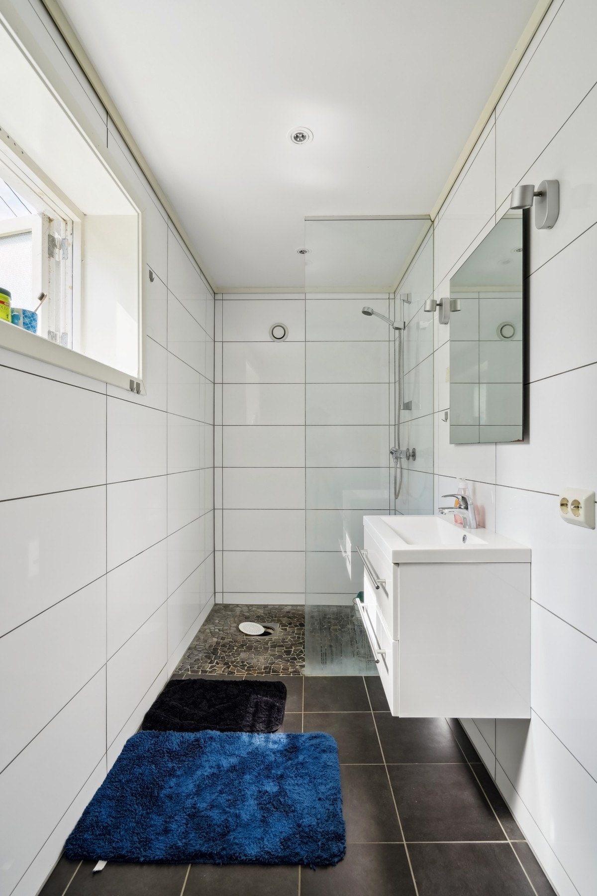 Badet er helfliset i nøytrale fargetoner og har elektriske varmekabler i gulvet. Det er dimmbare ledspotter i himling. Galleribilde