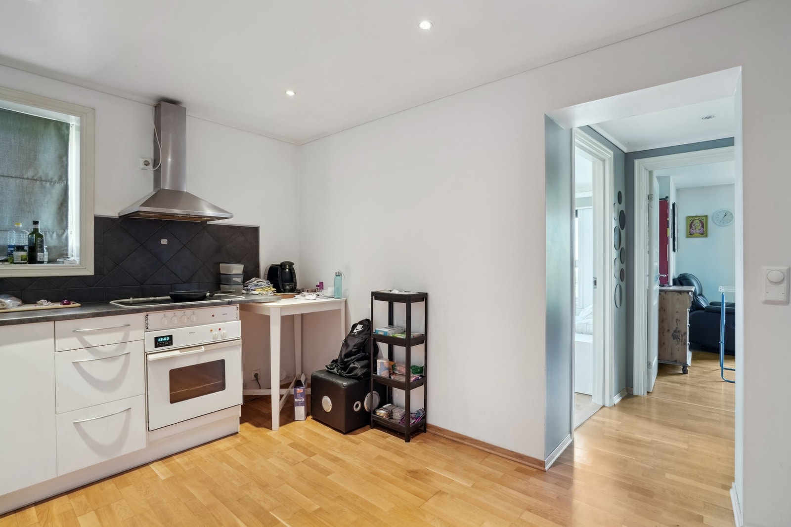 Kjøkkenet er fra 2013 og har godt med skap- og skuffeplass. Det er utstyrt med keramisk platetopp, integrert stekeovn og opplegg for oppvaskmaskin. Galleribilde