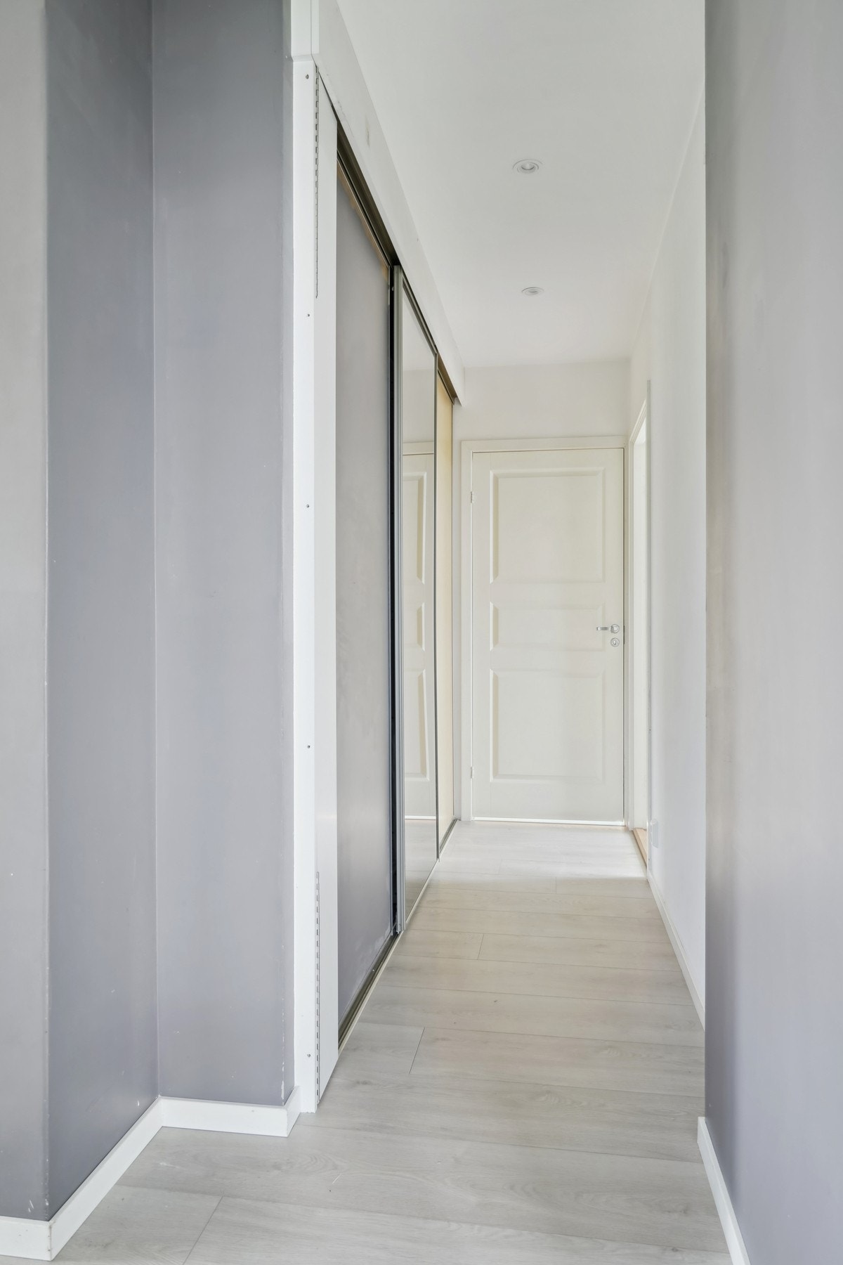 I gangen er det en skyvedørsgarderobe med god lagringsplass til sko og yttertøyet. Galleribilde