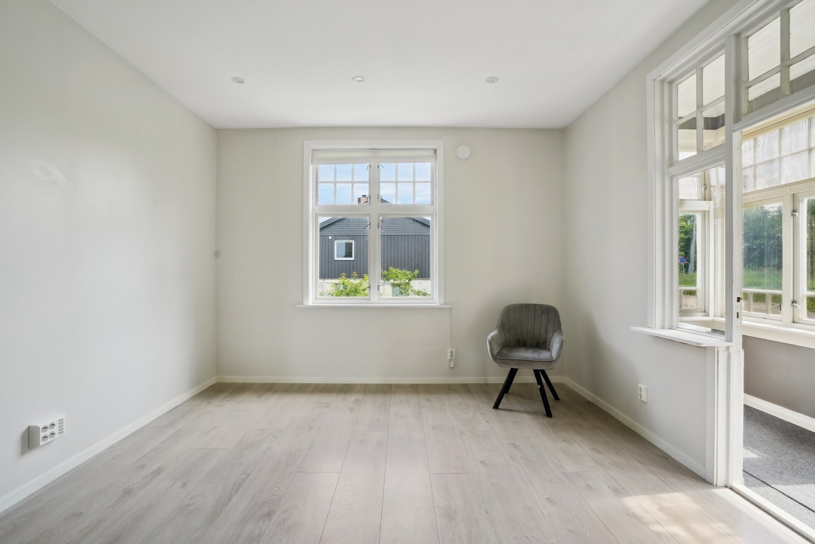 Stuen oppleves som luftig og lun, og har godt med naturlig lys inne. Galleribilde