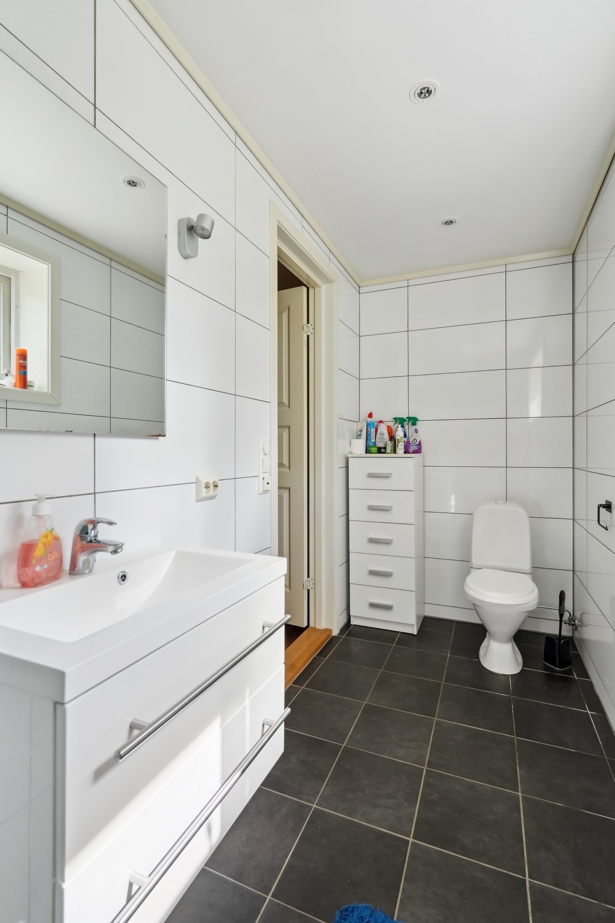 Badet er utstyrt med baderomsmøbel, toalett og dusj med glassvegg. Galleribilde