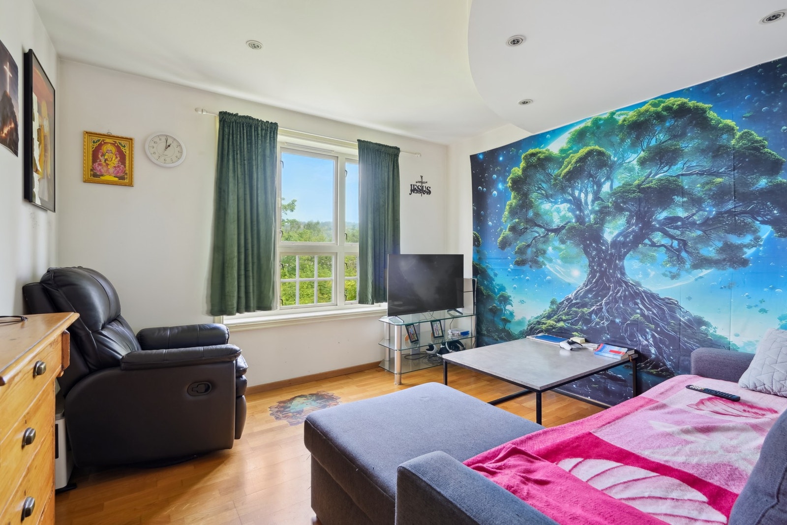 Stuen er romslig og har god plass til ønsket møblering. Galleribilde