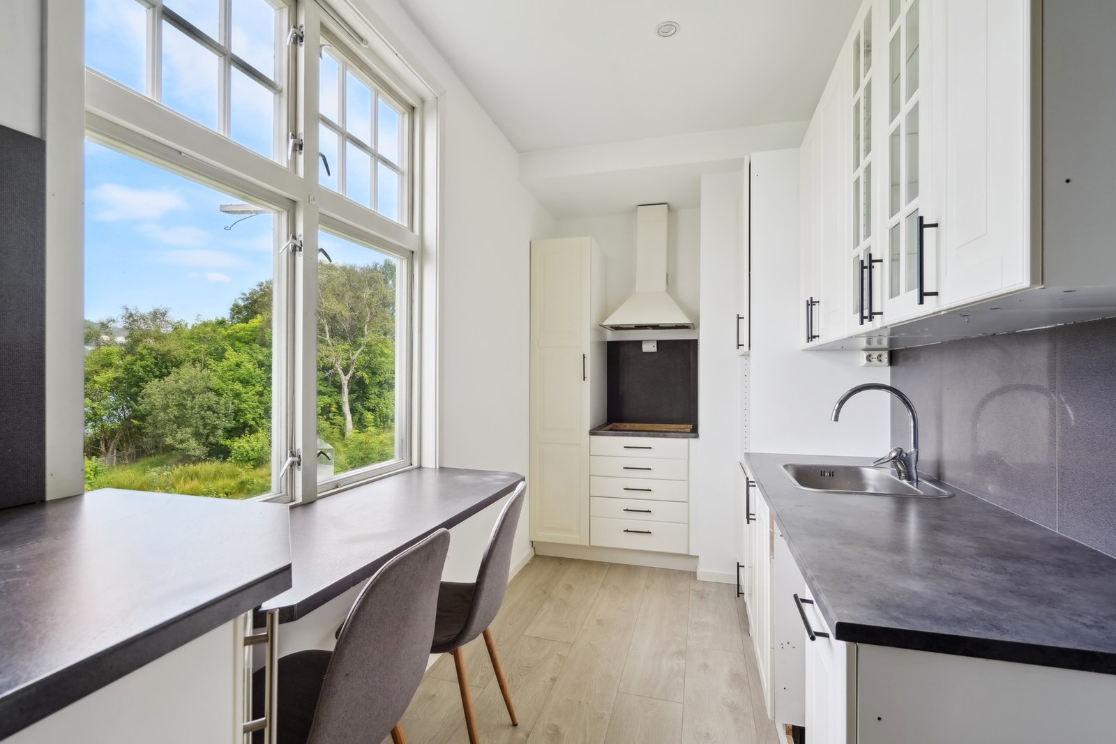 Her er det godt med skap- og skuffeplass. Galleribilde