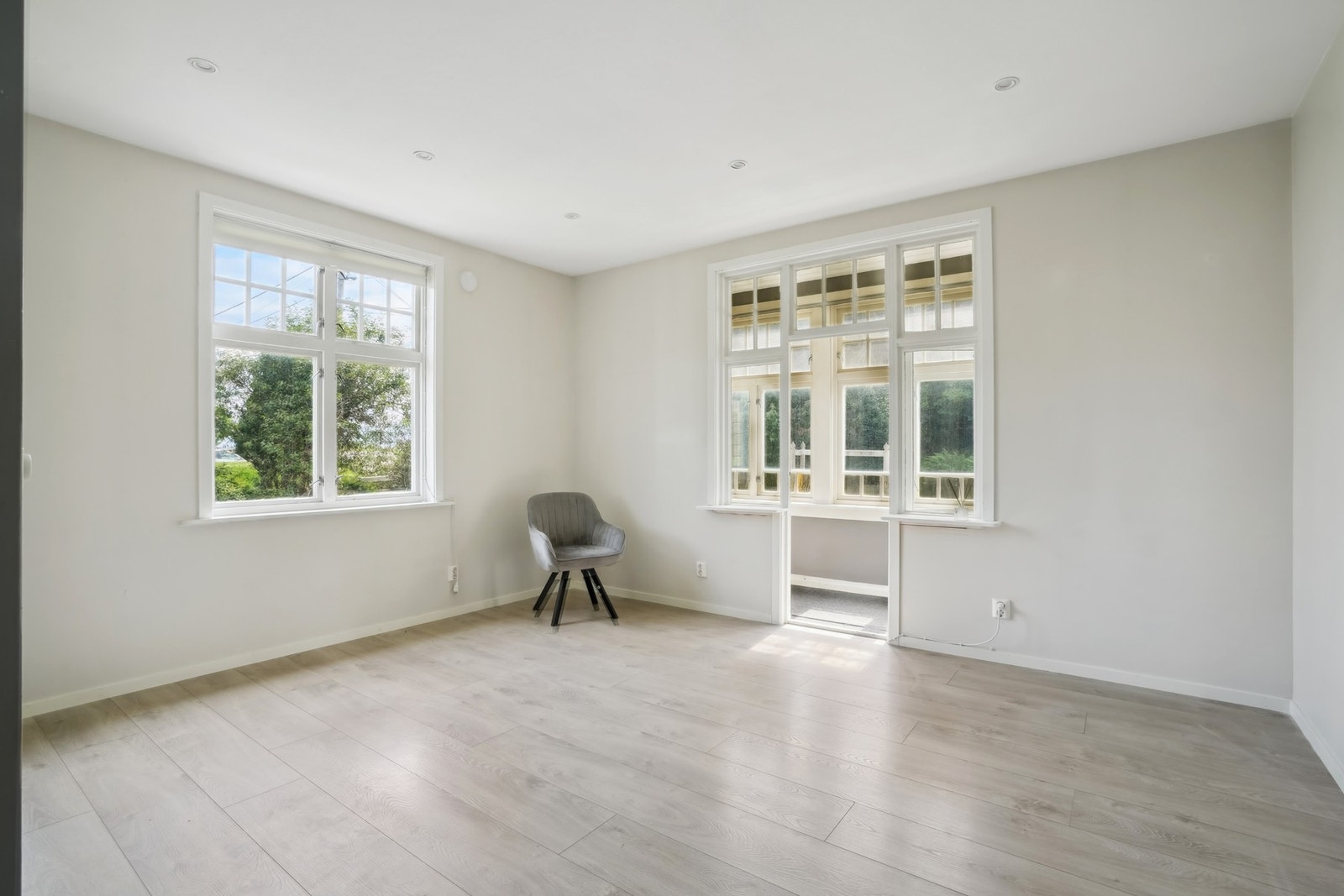 Her er det god plass til ønsket møblering. Gulvet er belagt med et laminat fra 2020. Galleribilde