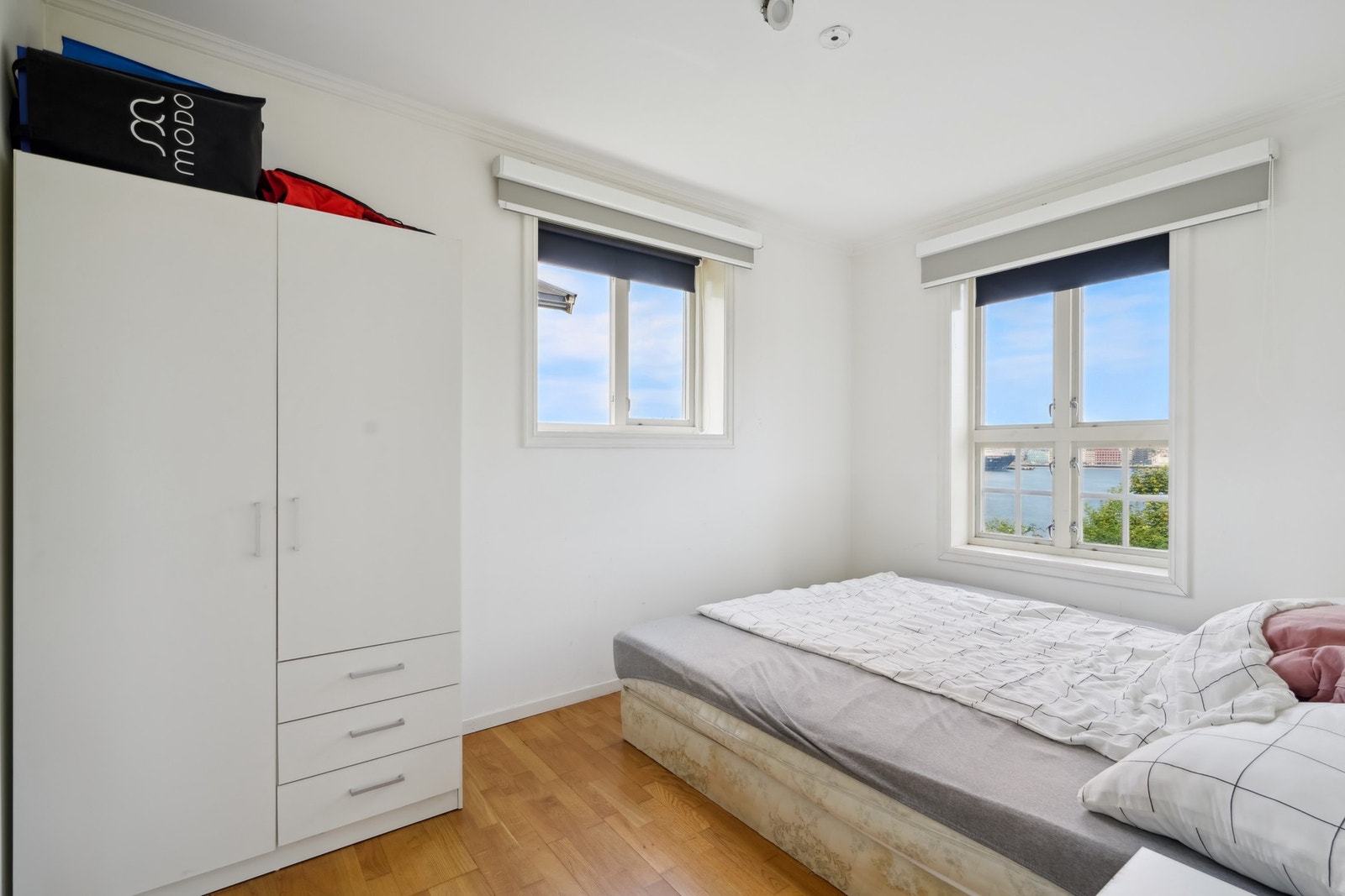 Soverommet er romslig, med god plass til både seng og tilhørende møblement. Galleribilde