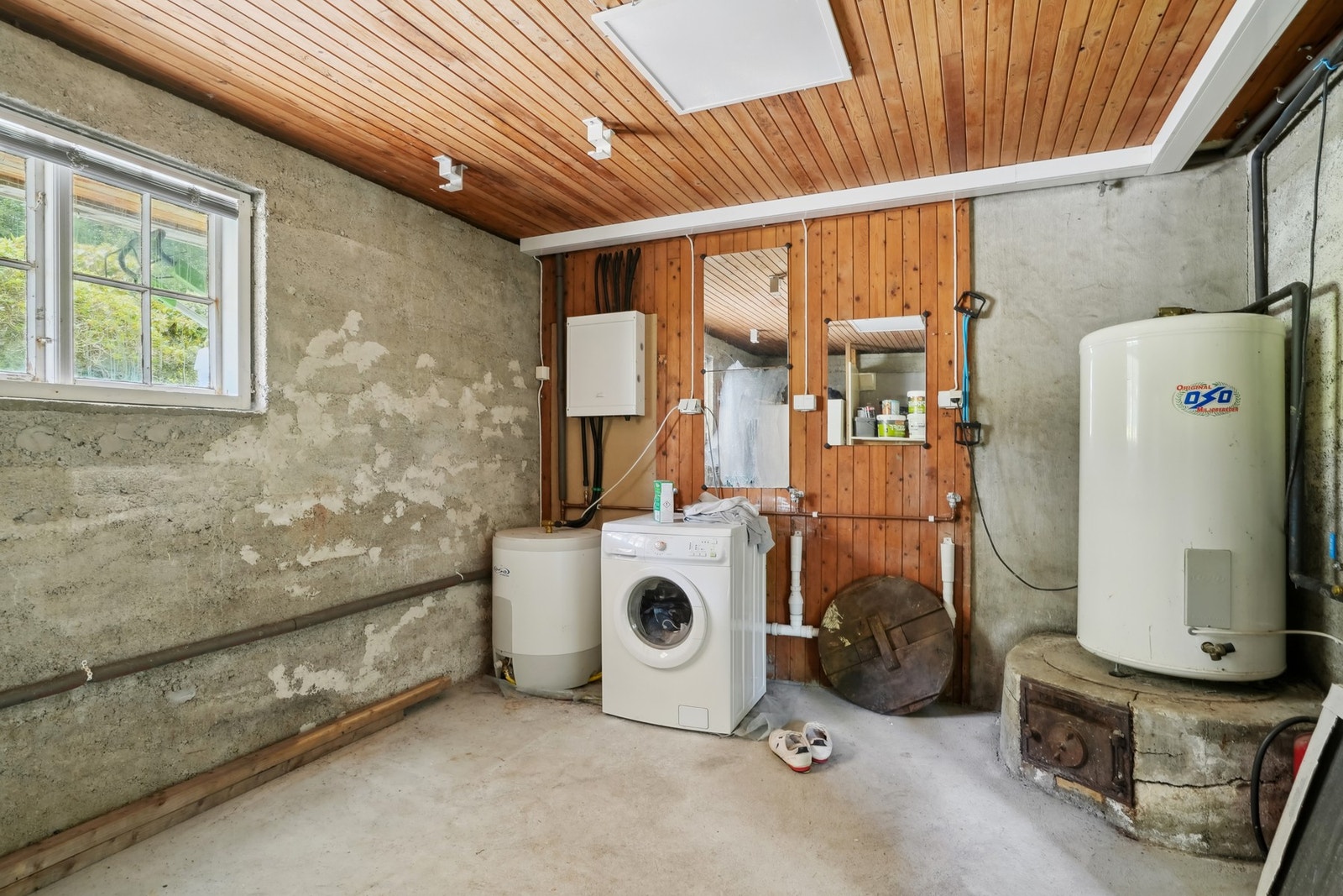 Det er felles vaskerom i kjelleretasjen. Her er det opplegg for vaskemaskin. Galleribilde