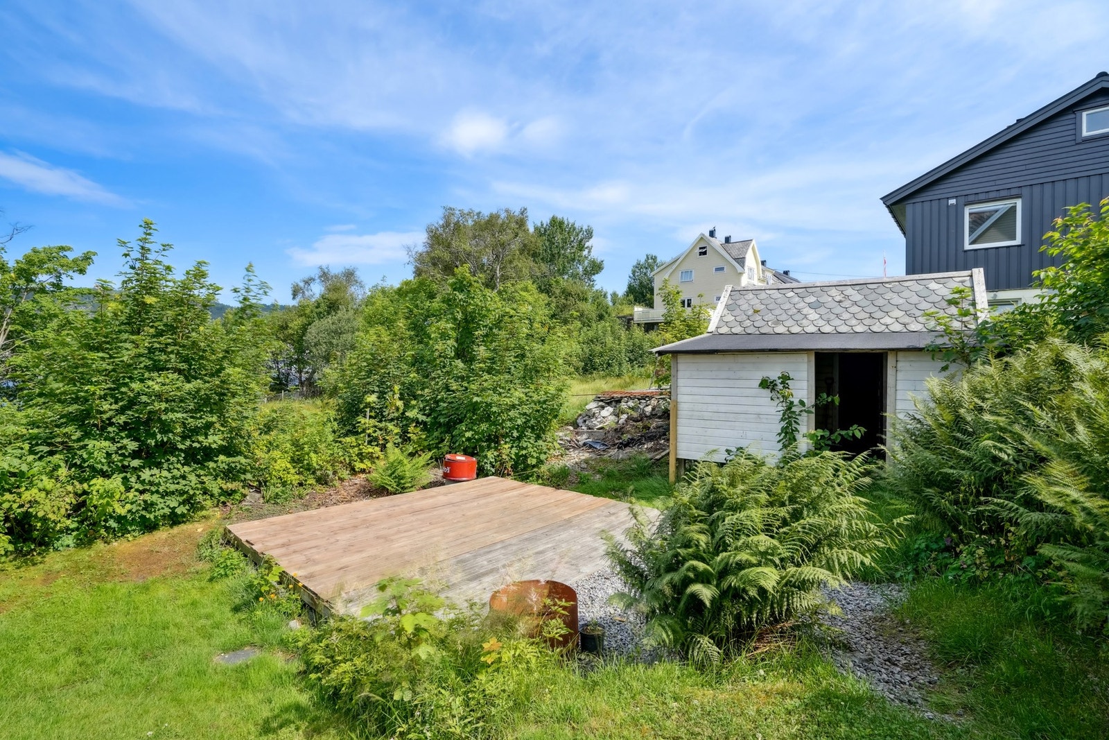 På nedsiden av tomten er det opparbeidet platting med god plass til grillen og utemøblene på sommerstid. Galleribilde