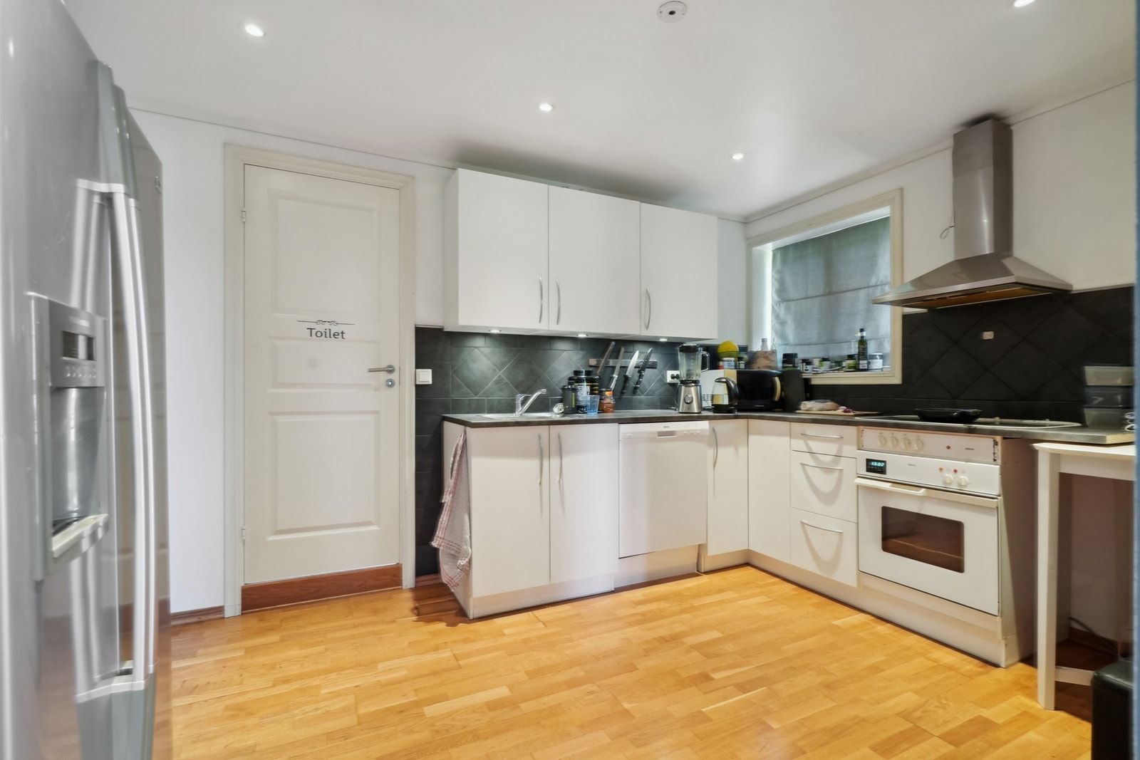 I kjelleretasjen er det en utleiedel tilhørende seksjonen, denne er utleid for kr. 7.150 per mnd, og er bestående av kjøkken, stue, bad og et soverom. Galleribilde