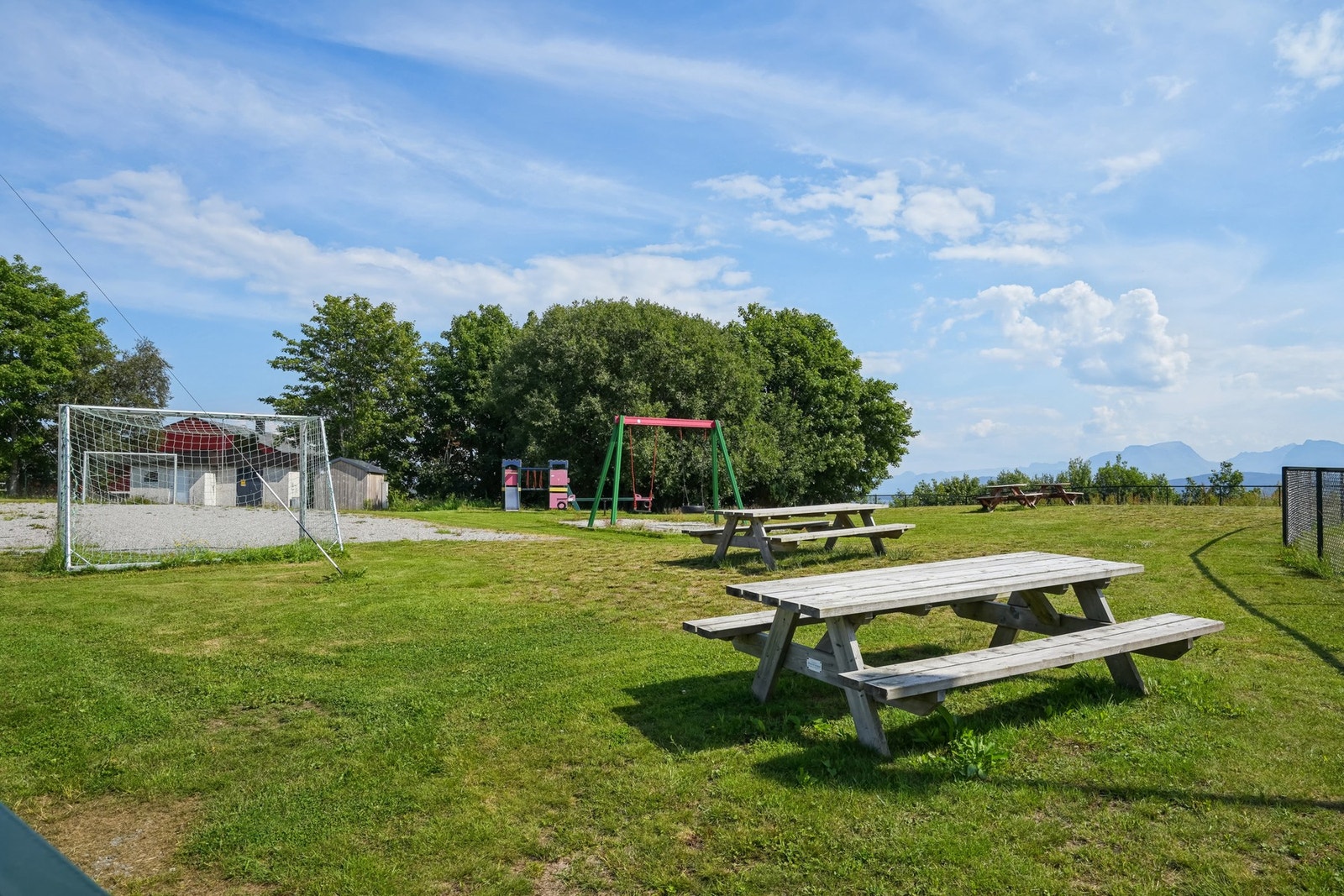 Nærområdet er rolig og barnevennlig og det er gangavstand til både lekeplass, turområder og flotte badeplasser. Galleribilde