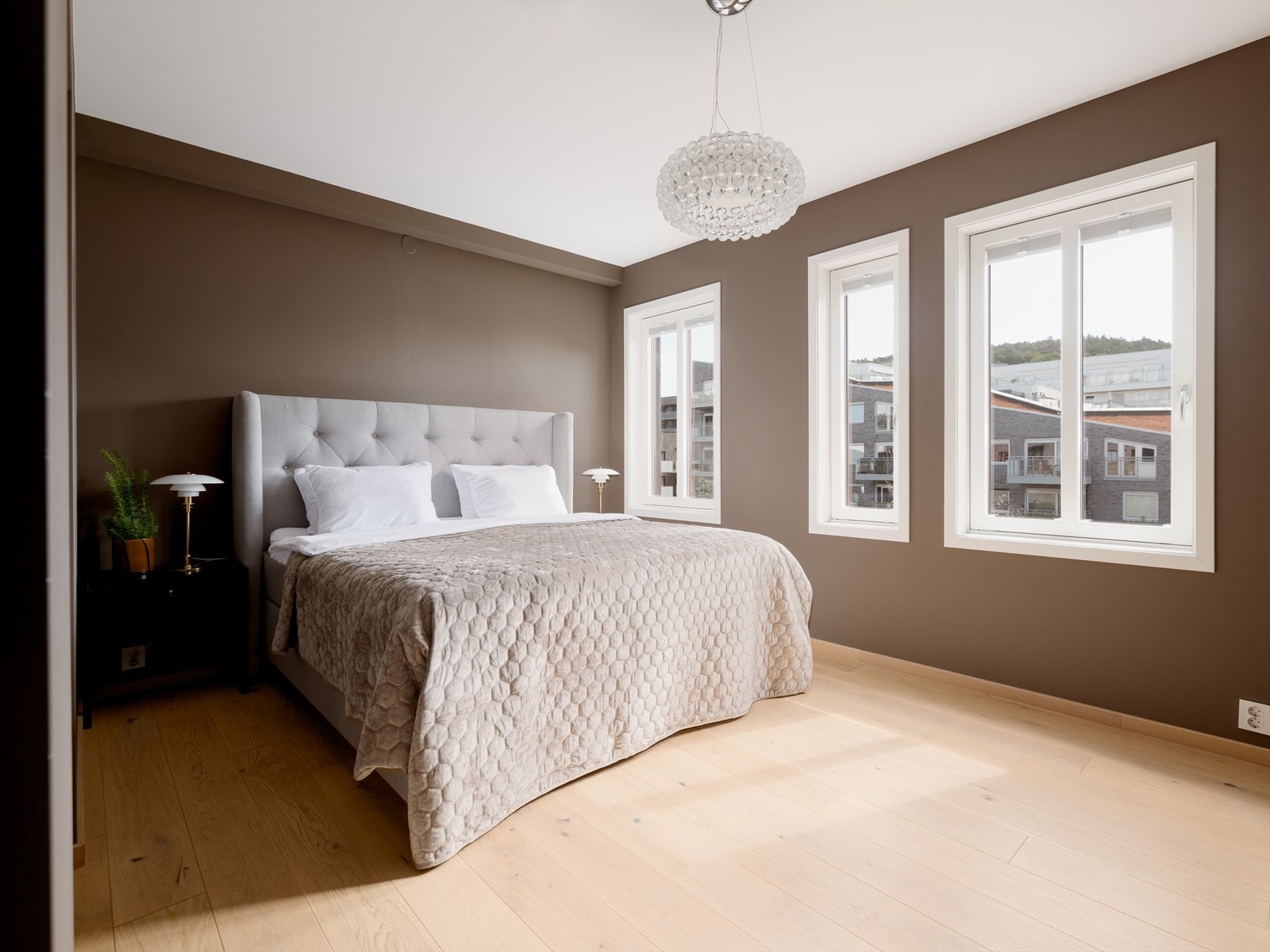 Elegant hovedsoverom - her får du både walk-in closet og privat bad for optimal komfort. Galleribilde