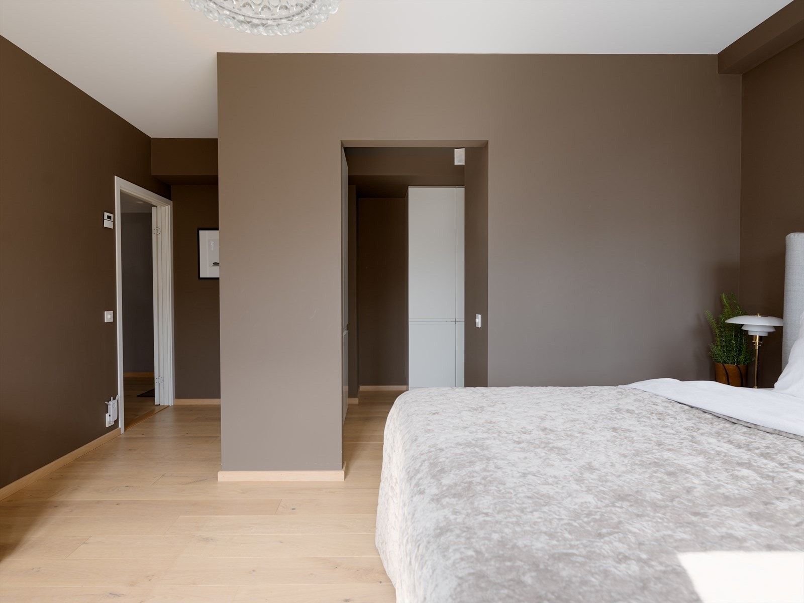 Direkte adkomst til walk-in og eget bad fra hovedsoverom Galleribilde