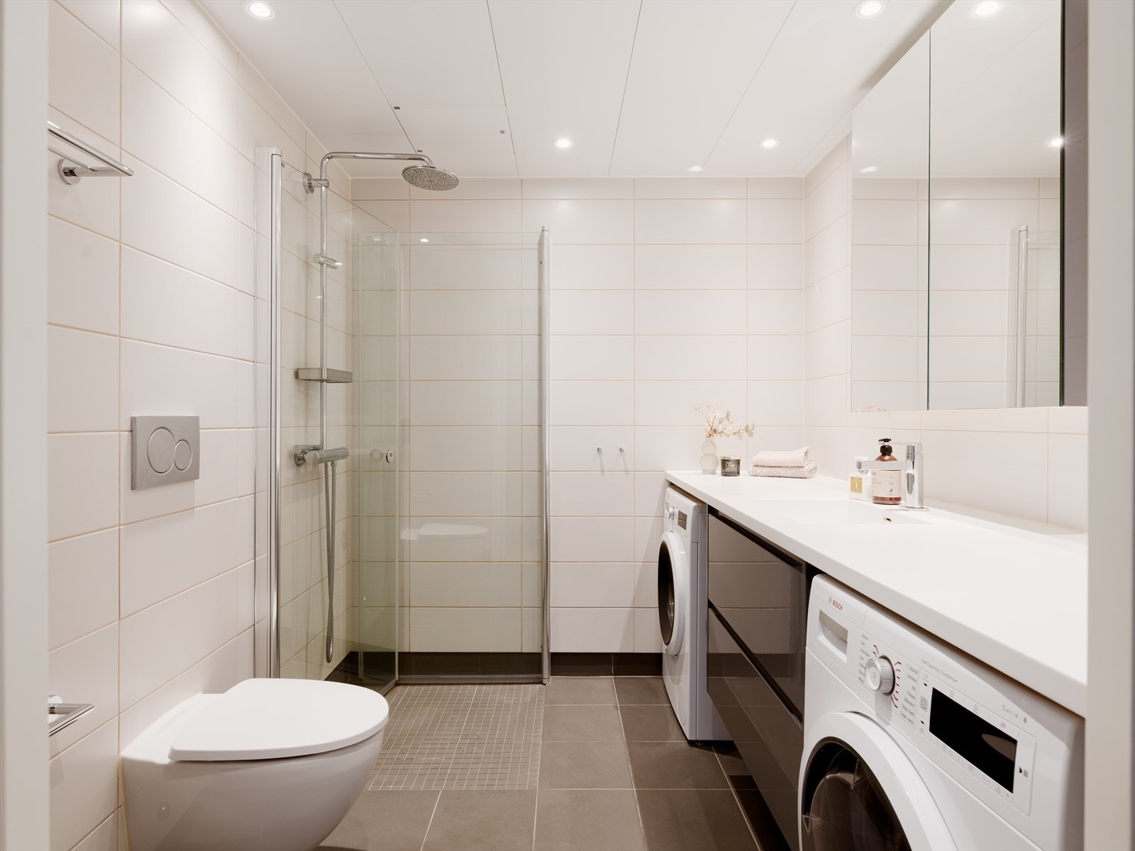 Lyst og delikat bad av god størrelse tilknyttet hovedsoverommet. Galleribilde