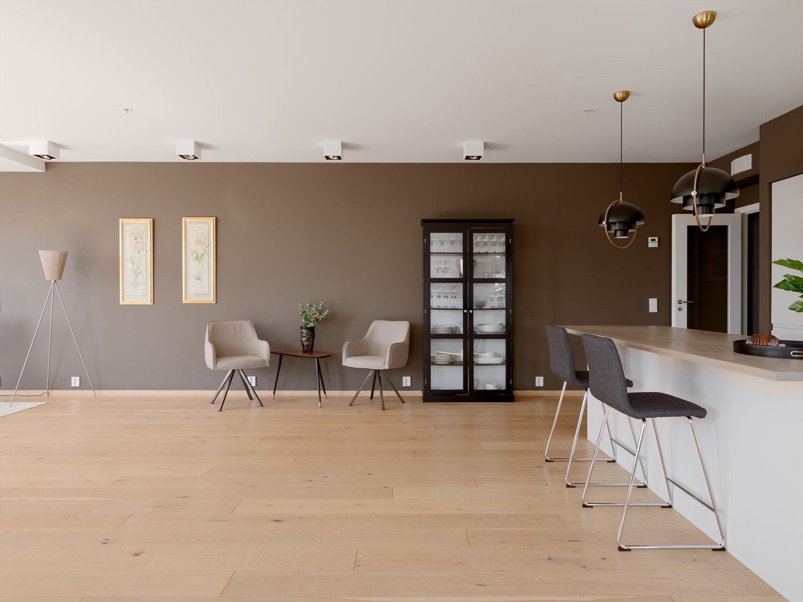 Allrommet har en fin utforming med god plass til flere soner - enten du ønsker en sofagruppe for avslapning, spiseplass for gjester eller en lesekrok med utsikt. Galleribilde