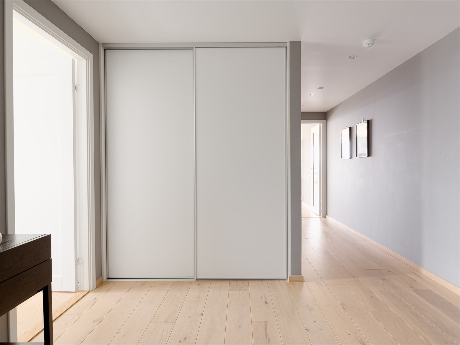 Entréen har rikelig med oppbevaringsplass for sko og yttertøy med en 2-dørs skyvedørsgarderobe. Galleribilde