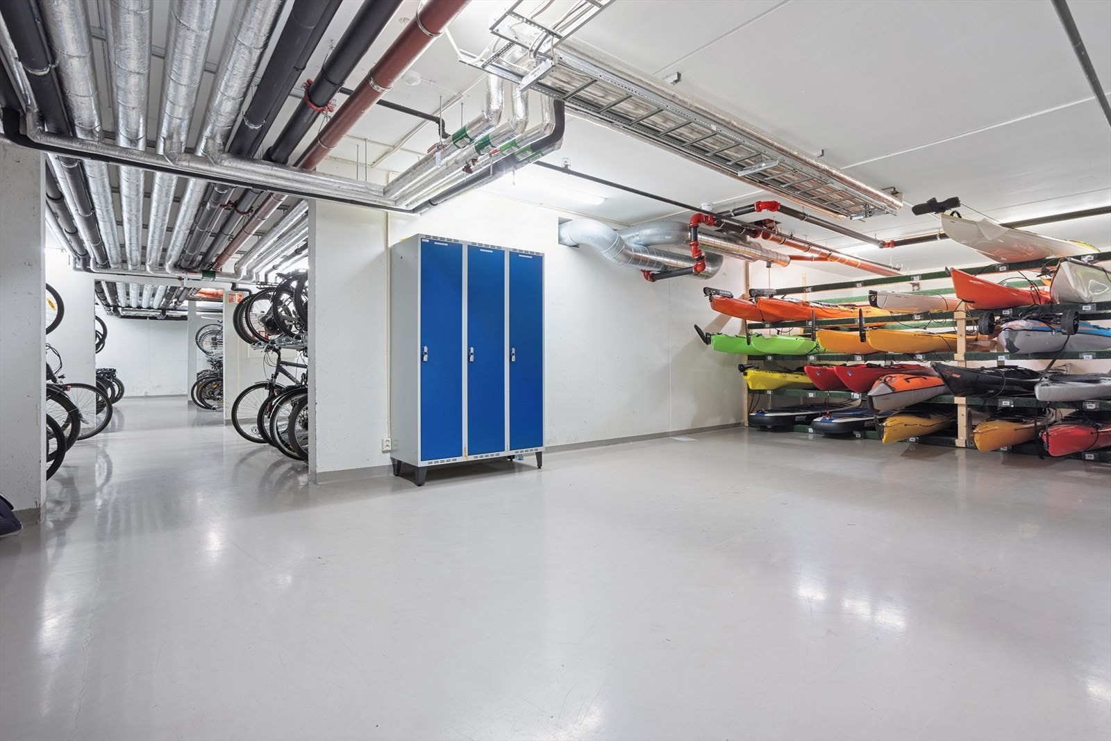 Sameiet har en egen kajakkbod med tilgang til 2 kajakker og 2 SUP-brett, som kan leies for en rimelig pris. Galleribilde