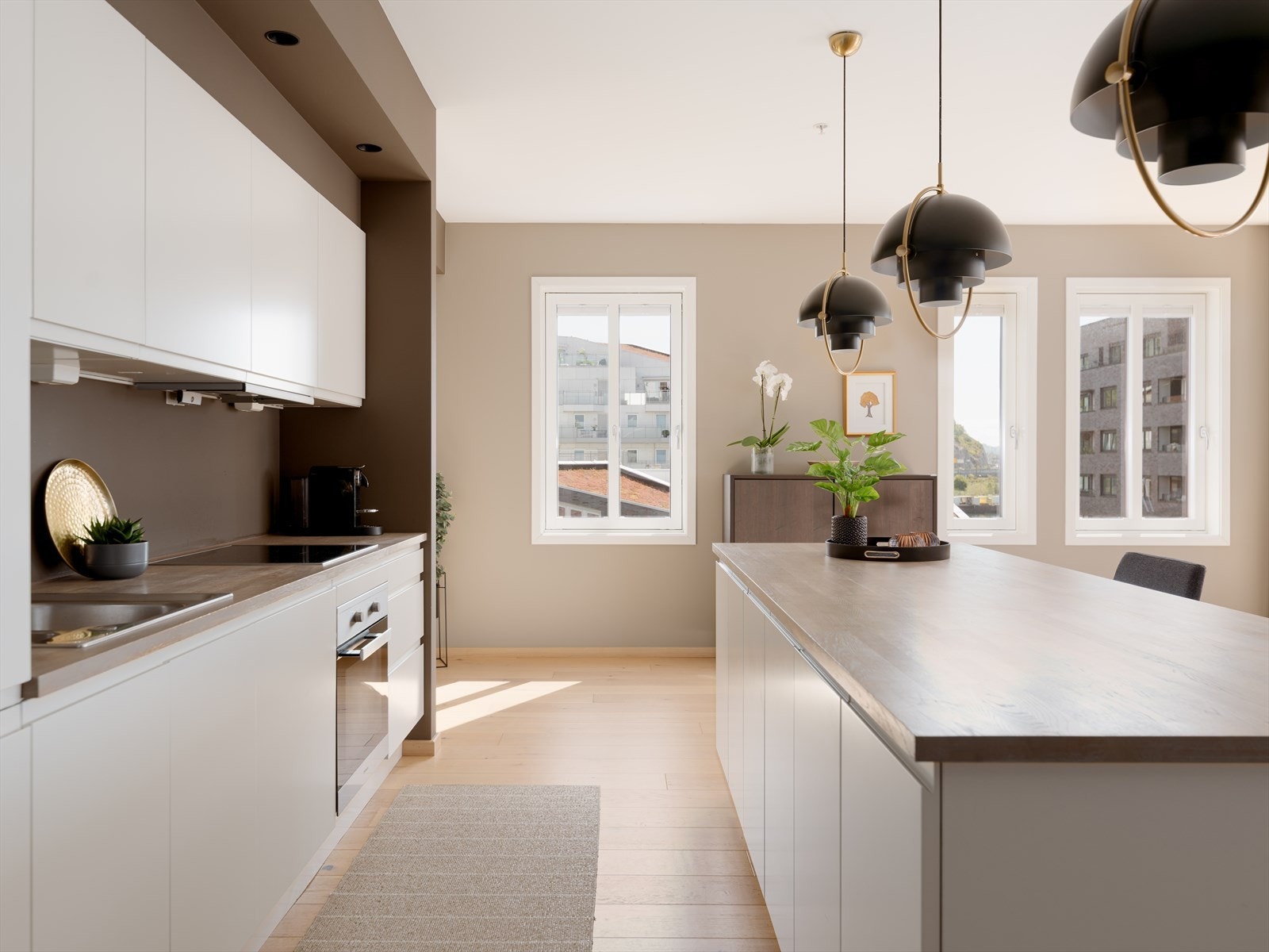 Kjøkkenøyen gir god arbeids- og oppbevaringsplass. Galleribilde