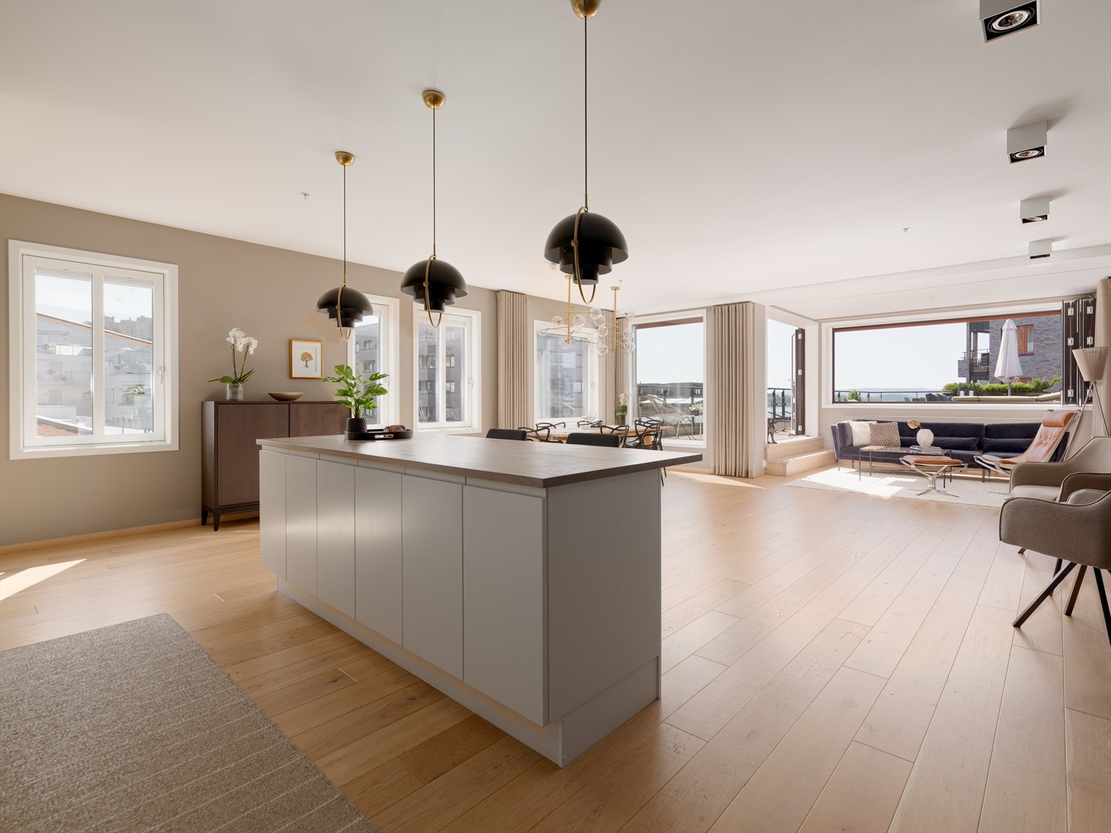 Stuen er et lyst, luftig og elegant allrom med god takhøyde og store vindusflater som slipper inn rikelig med naturlig lys. Galleribilde