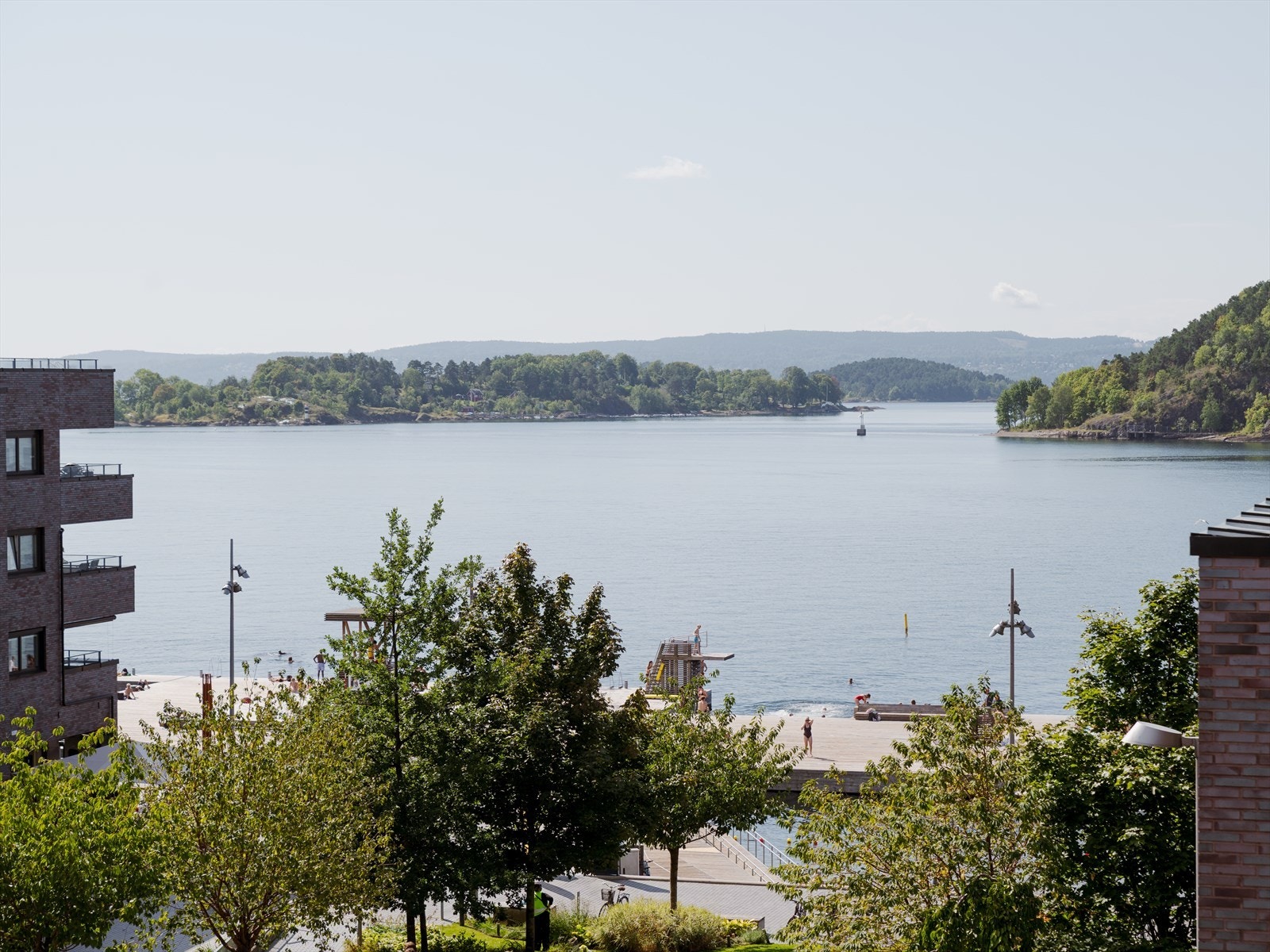 Her bor man sjønært og med fantastisk utsikt - en sjelden kombinasjon av ro, utsyn og skjerming fra byens støy. Galleribilde
