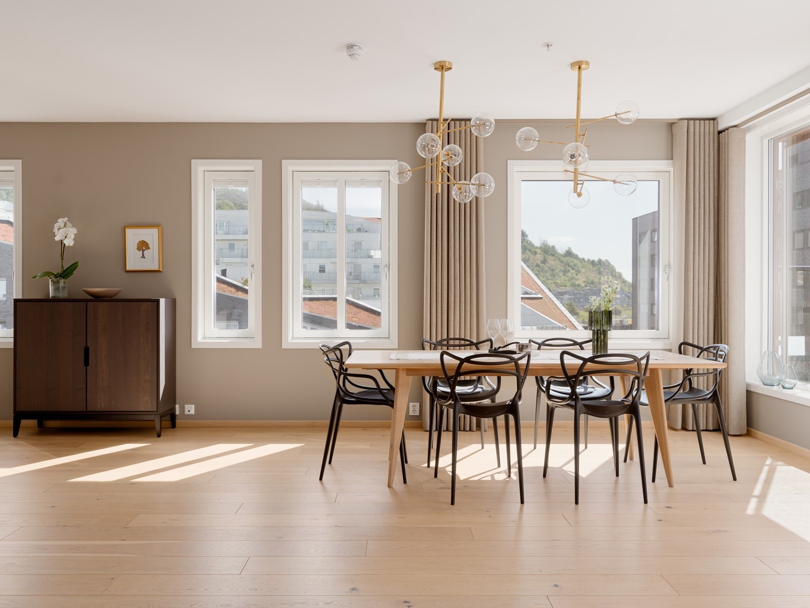 Stuen er et representativt og innbydende rom som inviterer til både hverdagsnytelse og hyggelige selskap. Galleribilde