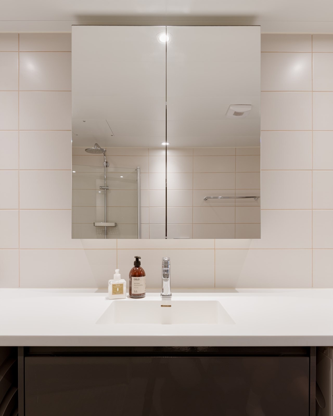 Godt med oppbevaringsplass i speilskap og servantskap. Galleribilde