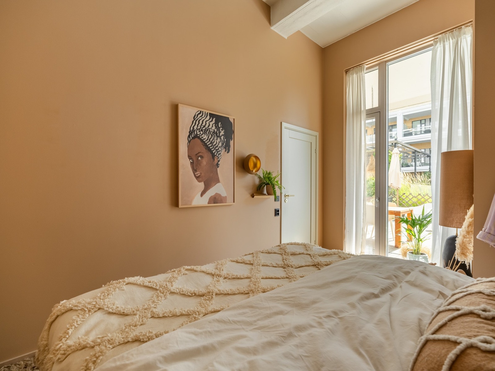 Hele leiligheten vender inn mot trafikkfritt område. Her er alt lagt til rette for en god natt søvn. Galleribilde