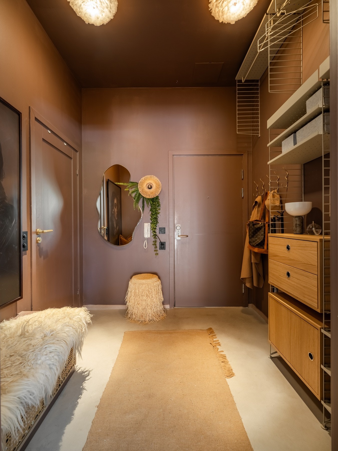 Lun og romslig gang som gir et godt førsteinntrykk. Her er det praktisk oppbevaringsplass for yttertøy i en vegghengt garderobeløsning. Galleribilde