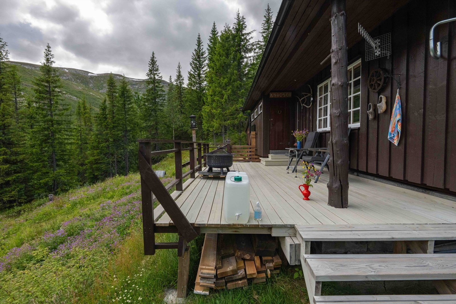 Selgers egne bilder; Terrasse på ca 20 kvm i front mot syd Galleribilde