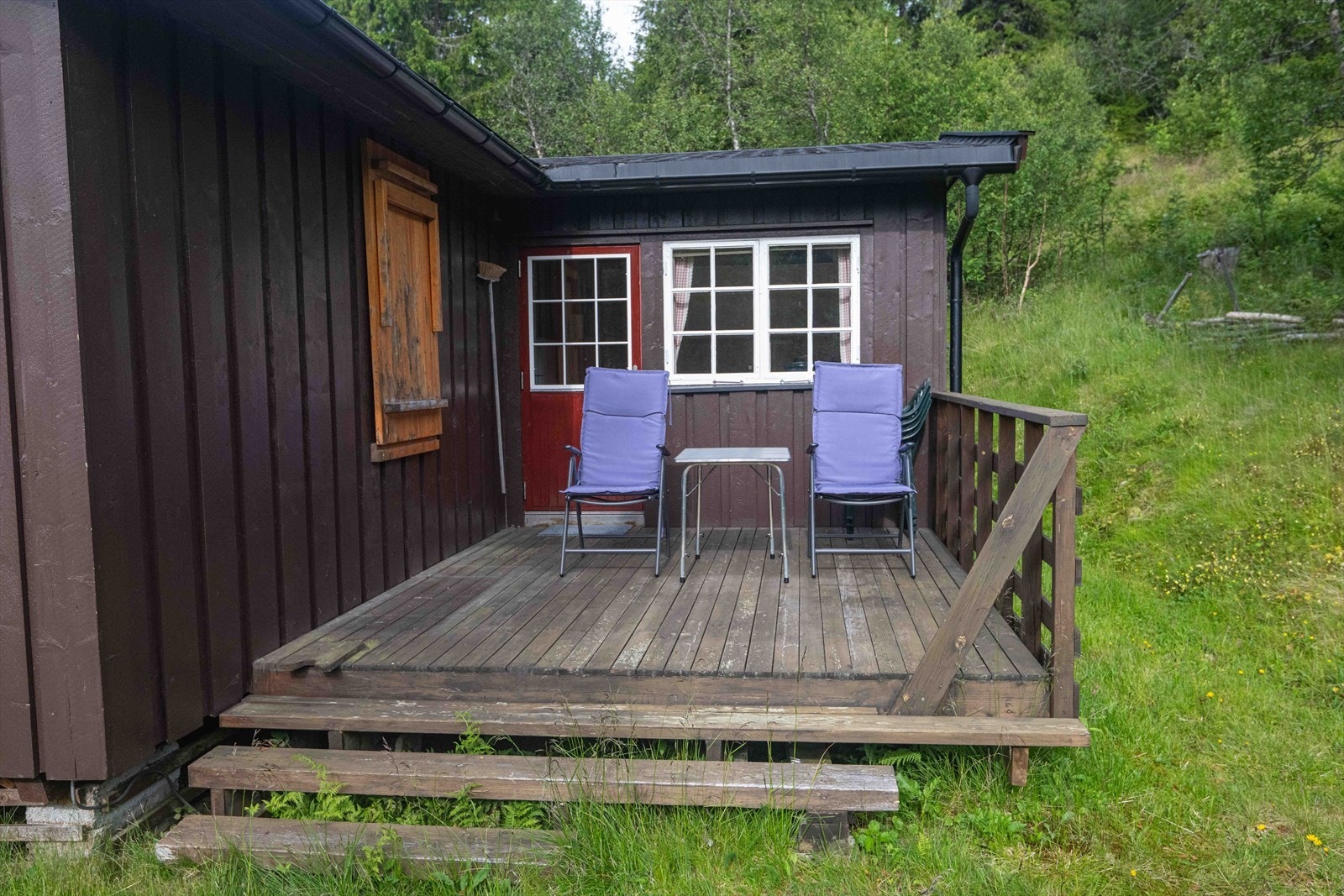 Selgers egne bilder; Platting nordsiden av hytta med morgensol Galleribilde