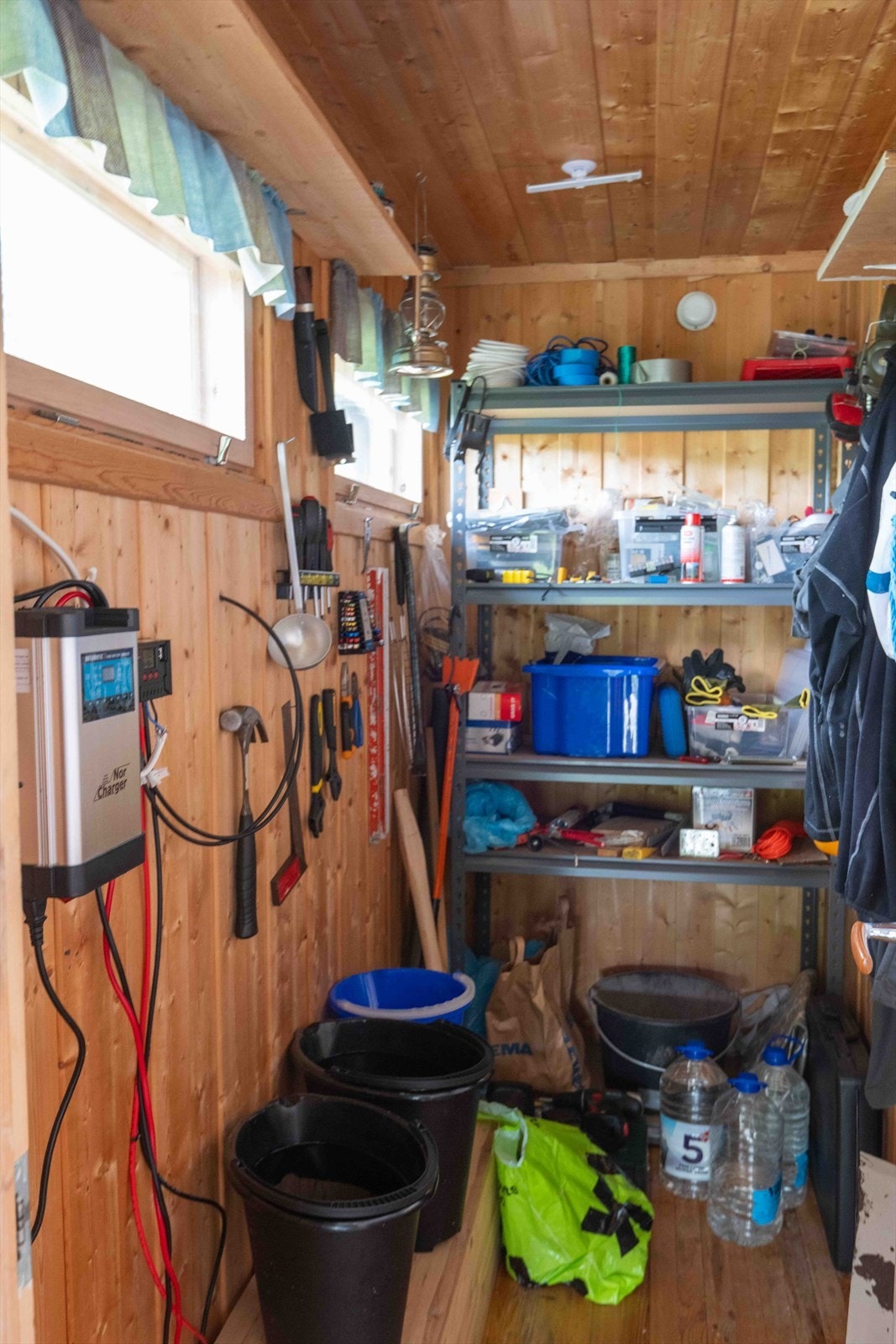 Selgers egne bilder; Bod ved inngang Galleribilde