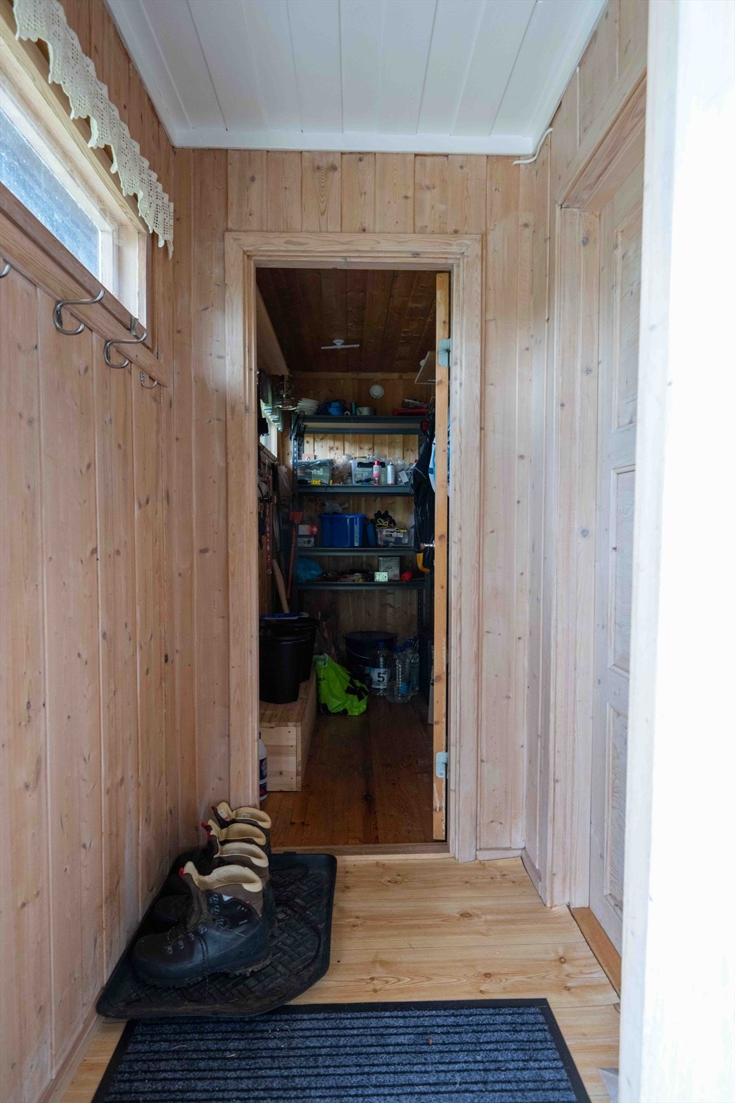 Selgers egne bilder; Vindfang med inngang til bod Galleribilde