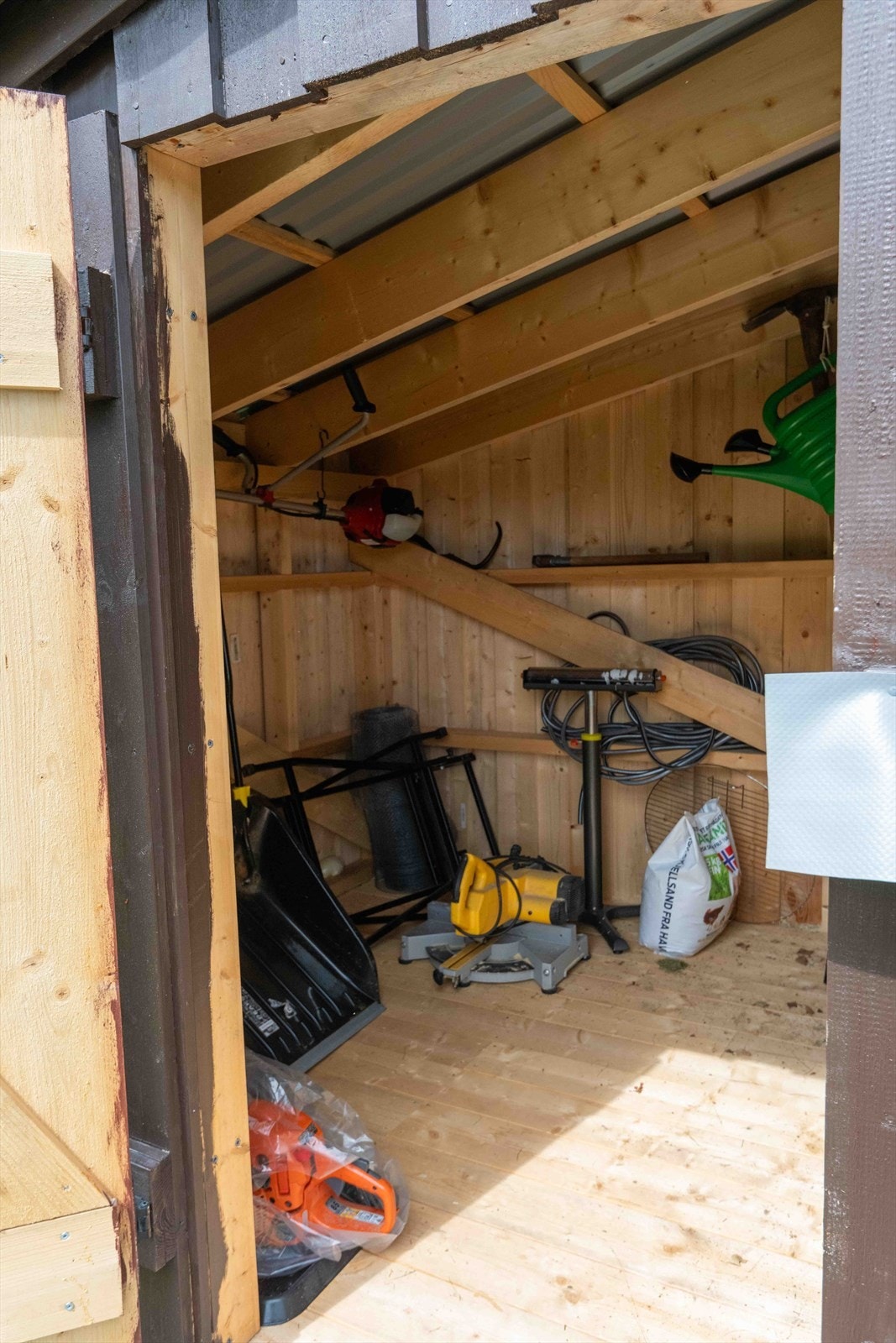 Selgers egne bilder; Redskapsbod i tilknytning til hytta med egen inngang Galleribilde