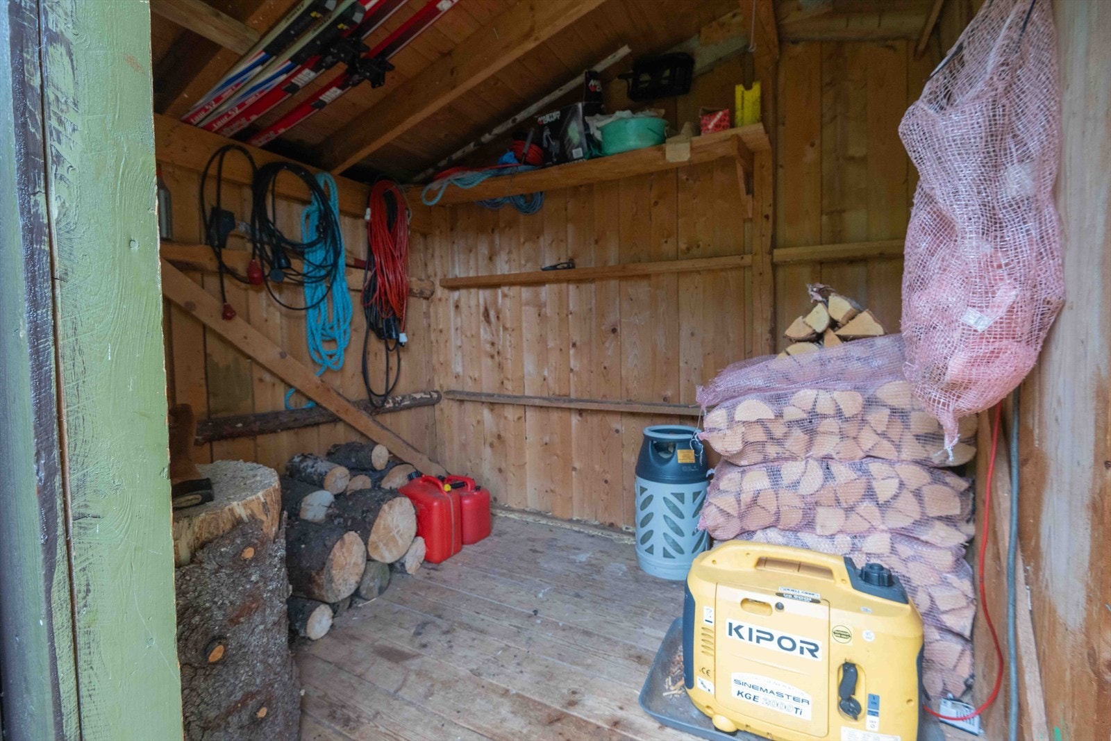 Selgers egne bilder; Vedlager i uthuset Galleribilde