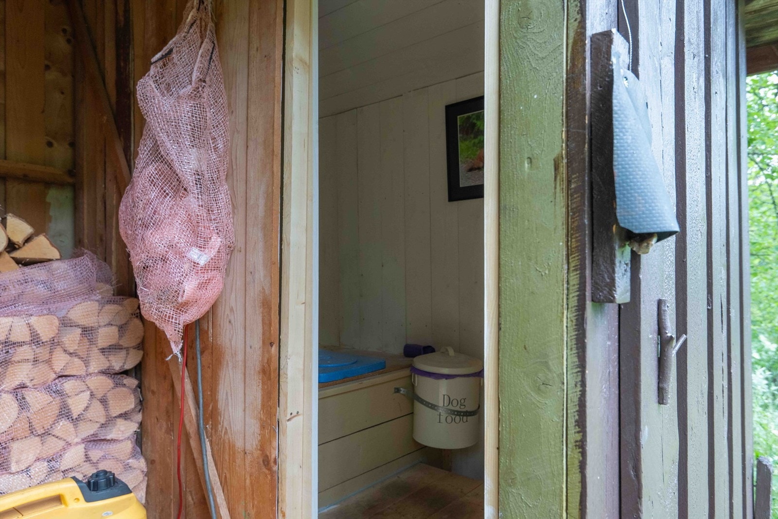 Selgers egne bilder; Frittliggende uthus med utedo - nord for hytta Galleribilde