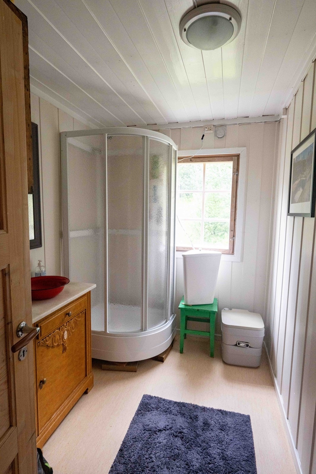 Selgers egne bilder; Enkelt dusjbad med portapottiløsning Galleribilde