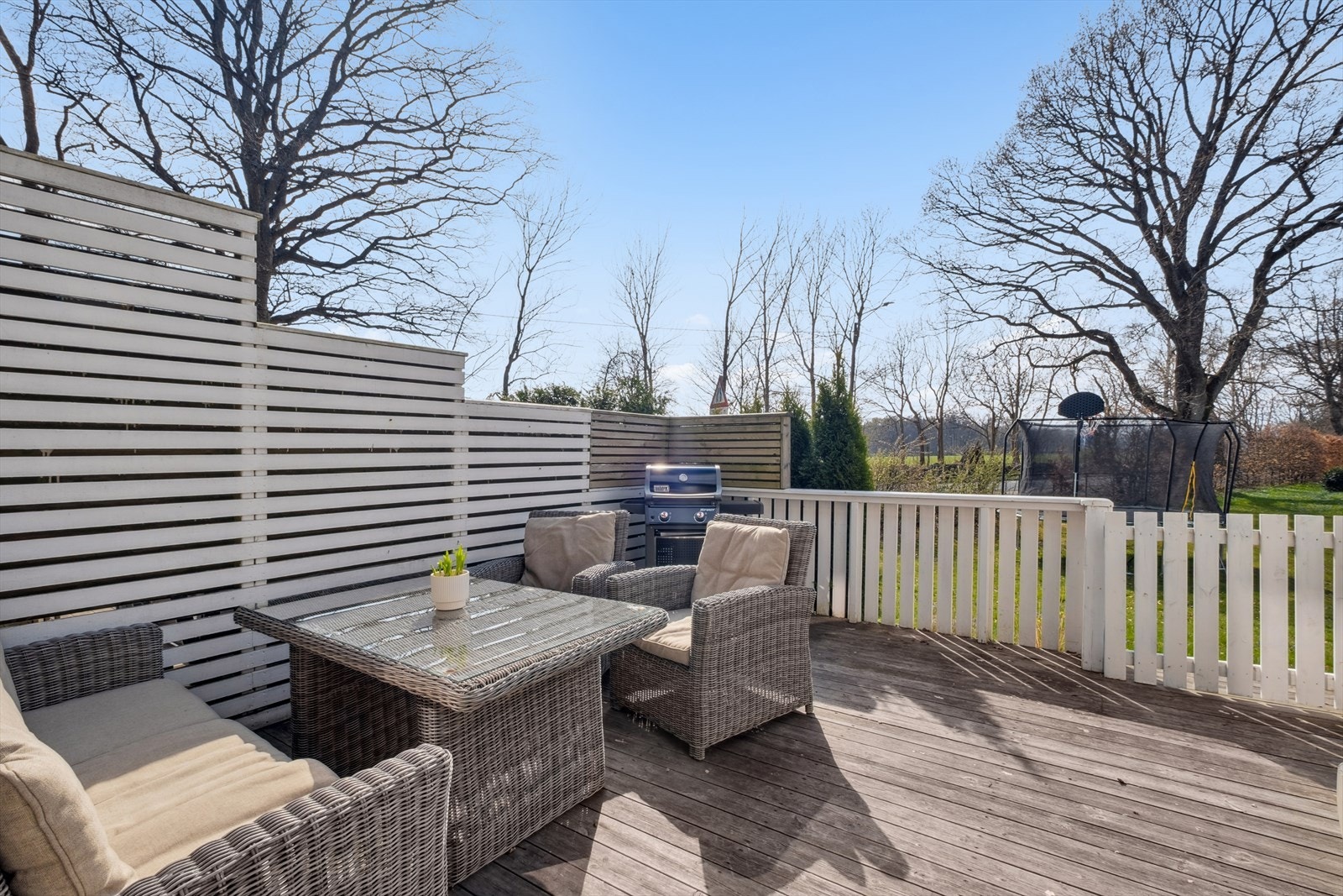 Terrassen fungerer som en forlengelse av stuen på varme sommerdager. Galleribilde