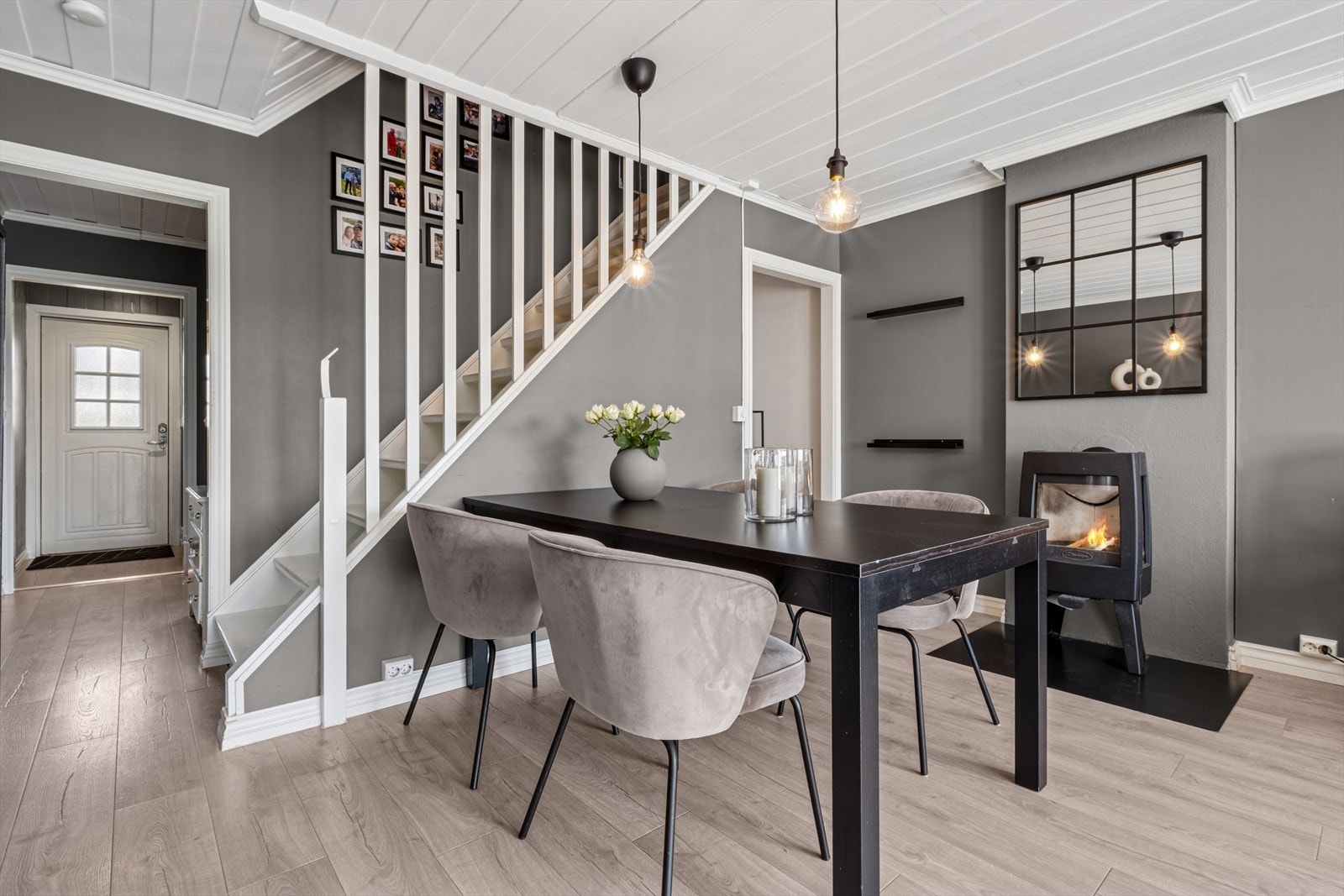 Rekkehus over tre plan med en god planløsning holdt i moderne og tidsriktige farger. Galleribilde