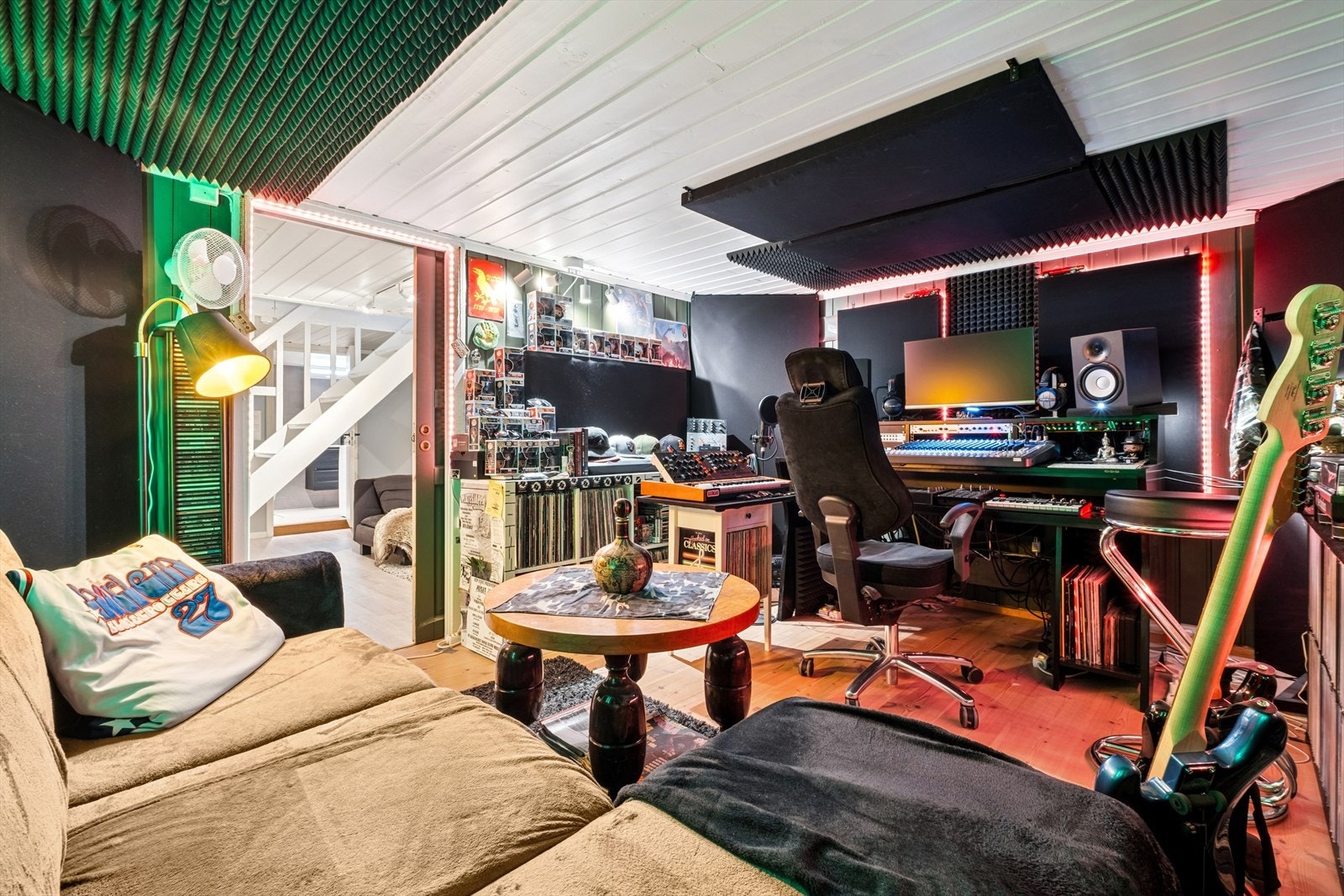 Bod i kjeller er innredet som et hobbyrom. Rommet er ikke godkjent for varig opphold, se mer pkt. ferdigattest. Galleribilde