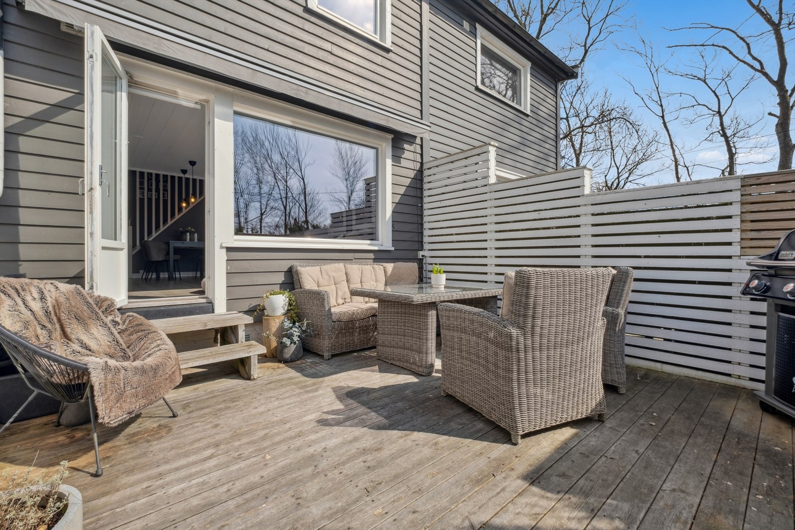 Fra stuen er det utgang til en solrik terrasse. Galleribilde