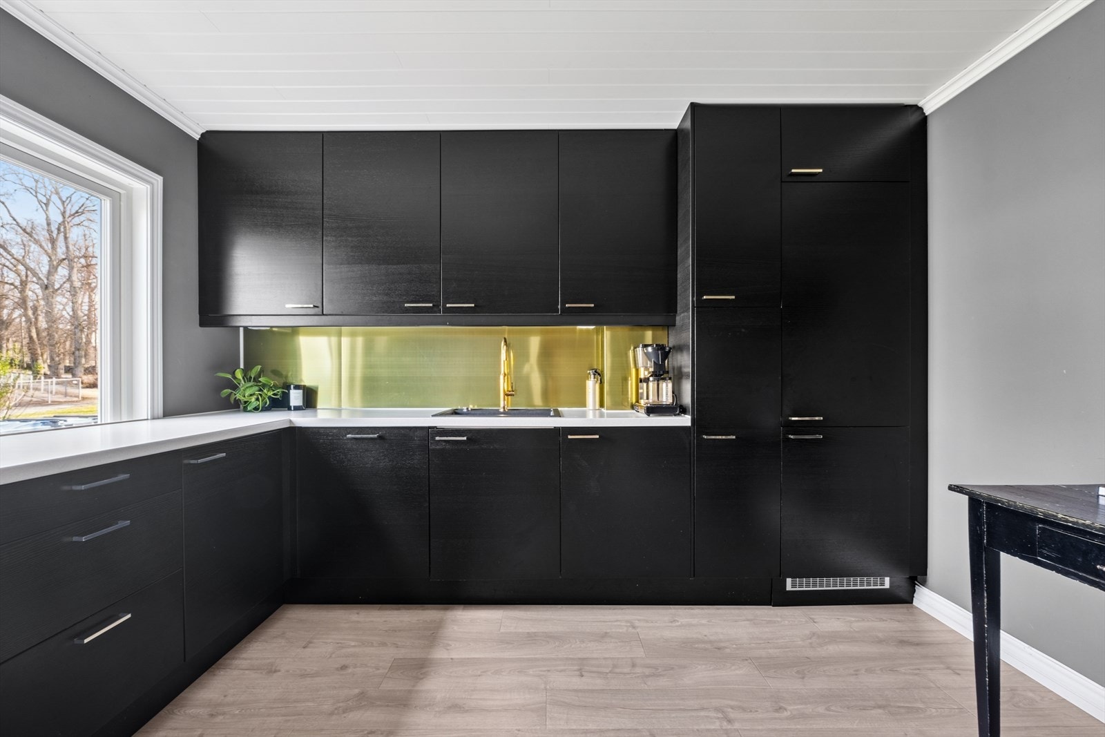 Innredning fra 2018 med slette fronter og laminat benkeplate med nedfelt oppvaskkum. Galleribilde