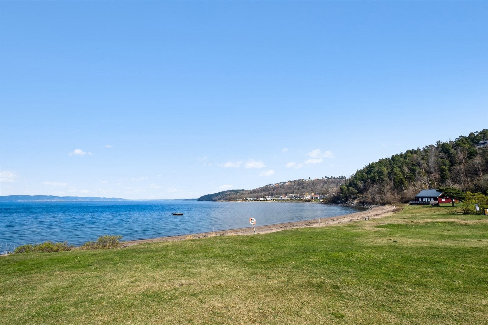 Det er en rekke lett tilgjengelige strender over hele Jeløya. Til idylliske Tronvikstranda like nedenfor er det kun få meter å gå fra boligen. Galleribilde