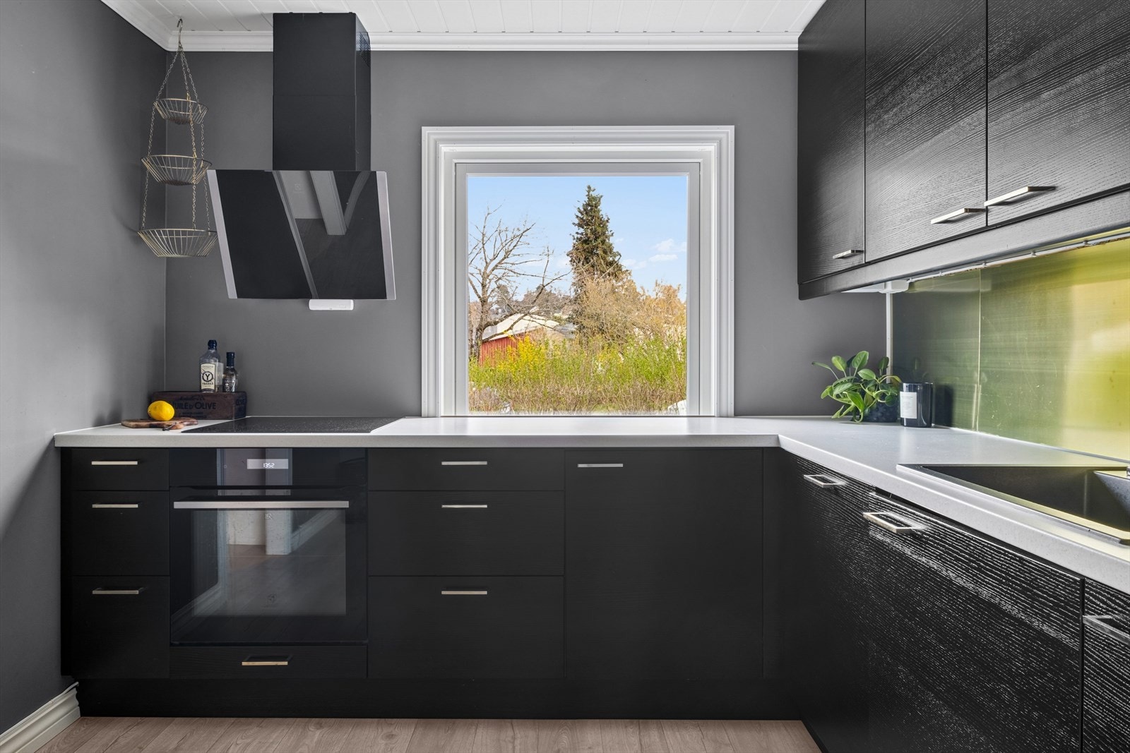 Kjøkkenet er innredet i en praktisk form og har godt med skap- og benkeplass. Galleribilde