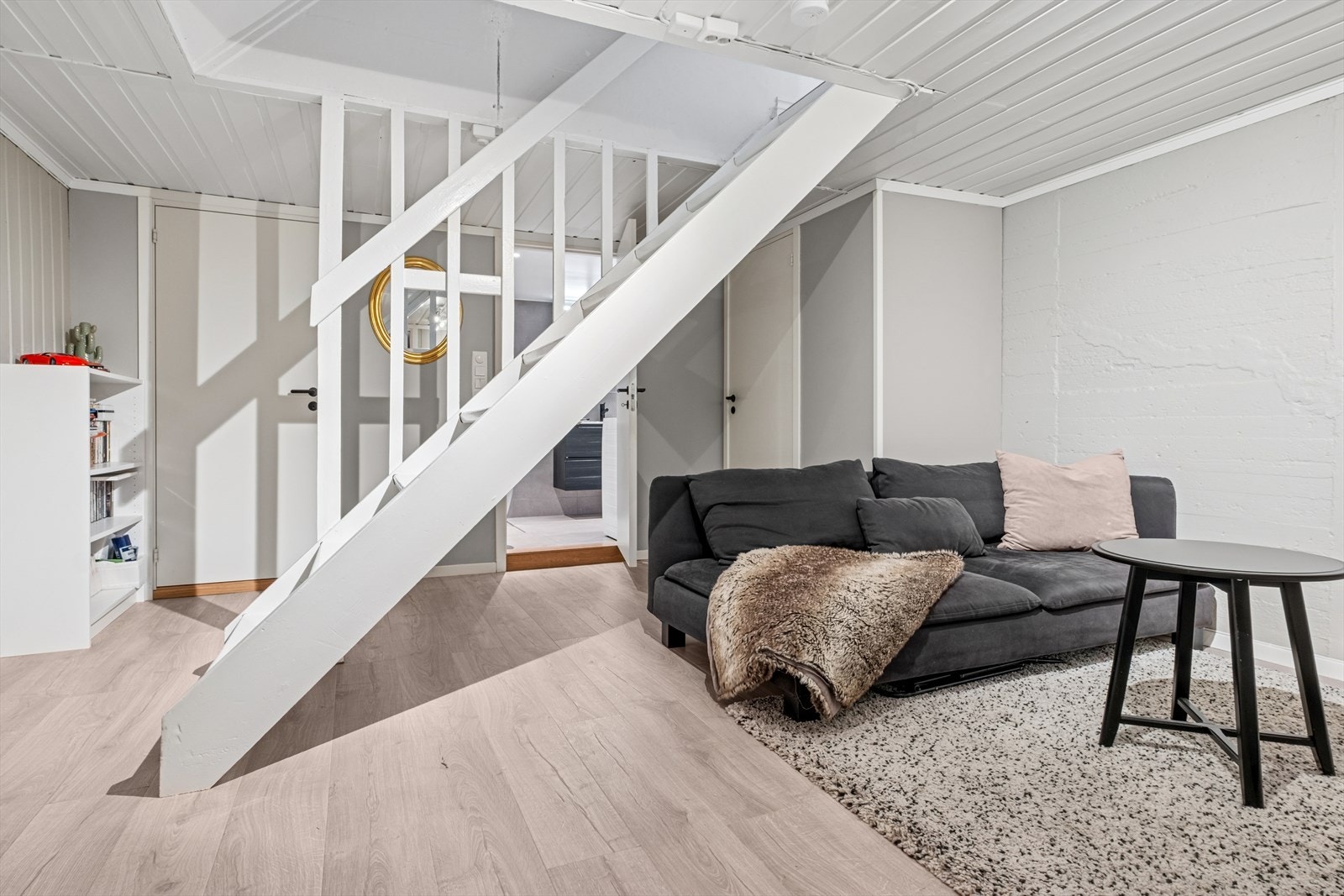 I kjelleren er det innredet med en kjellerstue. Rommet er ikke godkjent for varig opphold, se mer pkt. ferdigattest. Galleribilde