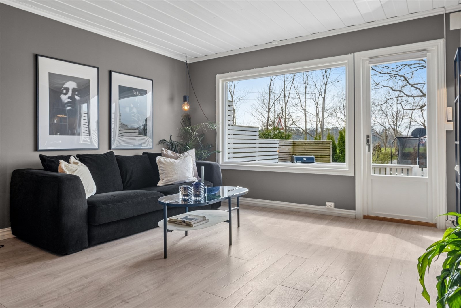 Her er flere store vindusflater som slipper inn mye naturlig lys og skaper en god atmosfære i rommet. Galleribilde