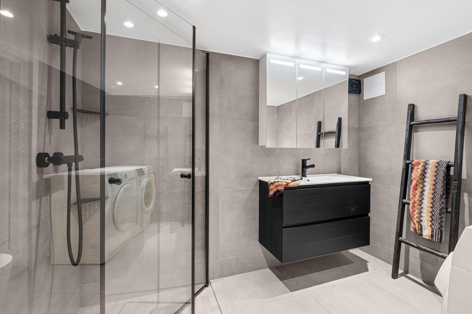 Boligen har i 2021 innredet med et pent flislagt bad i kjelleren med varmekabler. Rommet er ikke godkjent, se mer pkt. ferdigattest. Galleribilde